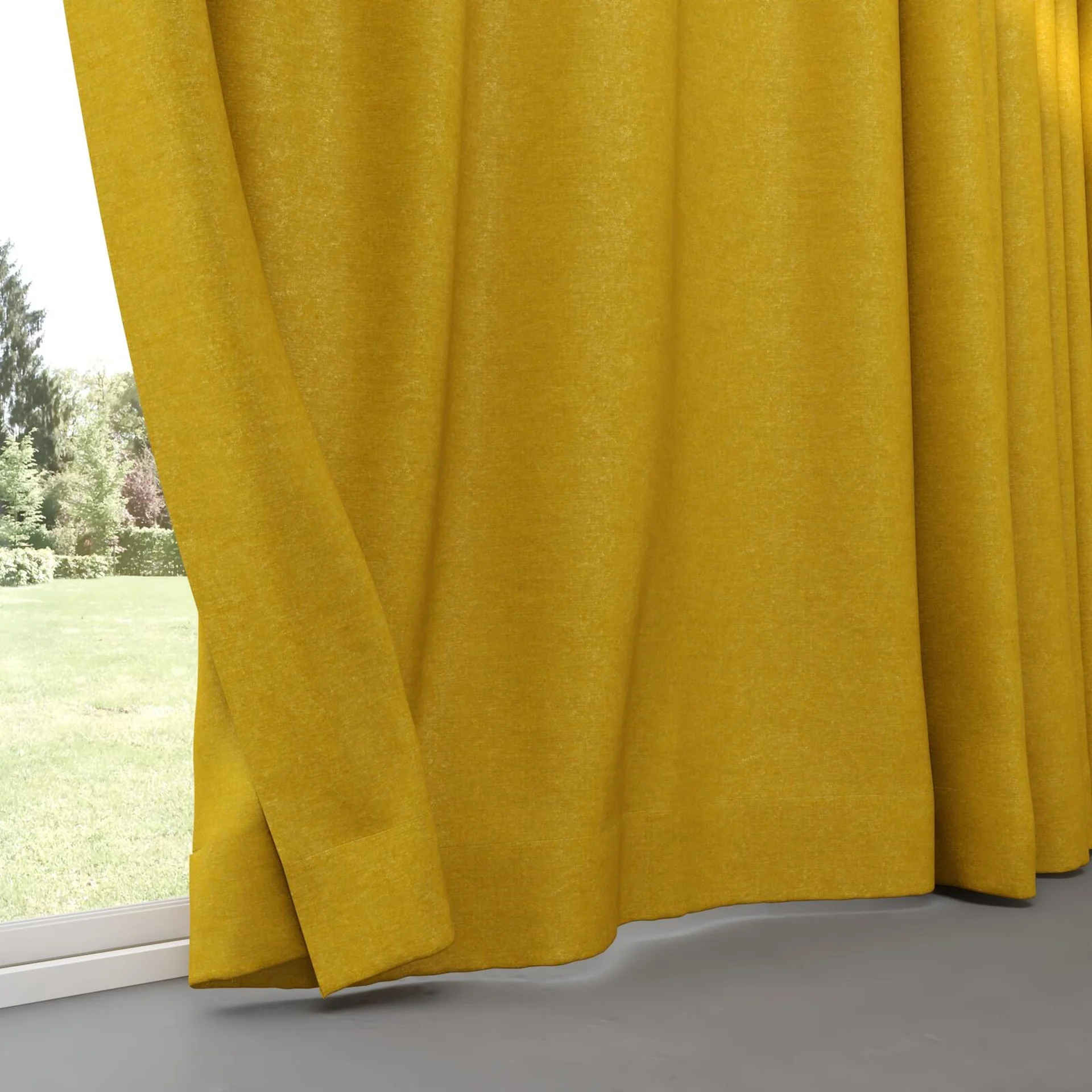 Bottom view of Drama Gold, pinch pleat