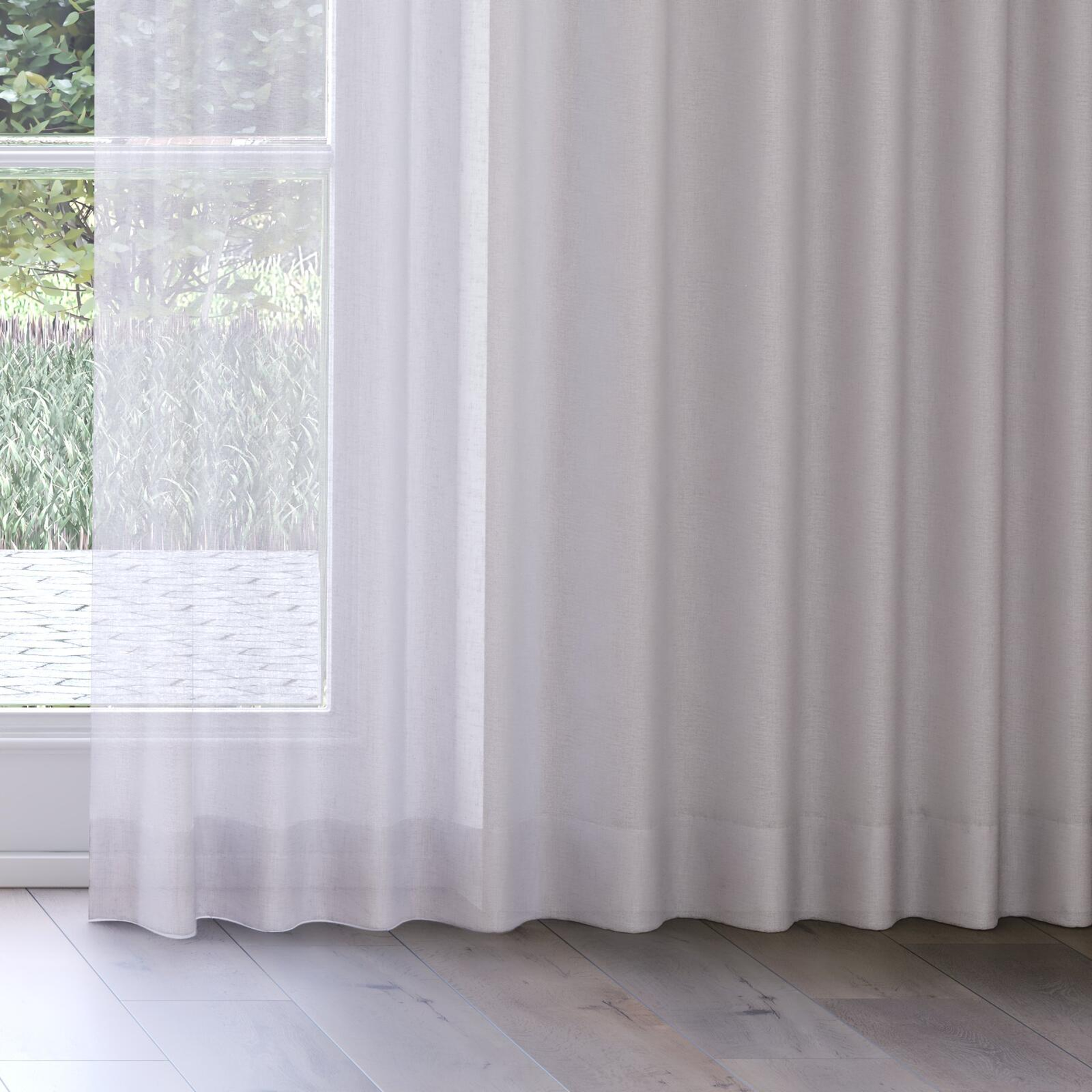 Bottom view of Cirrus Smoke, on curtain rail