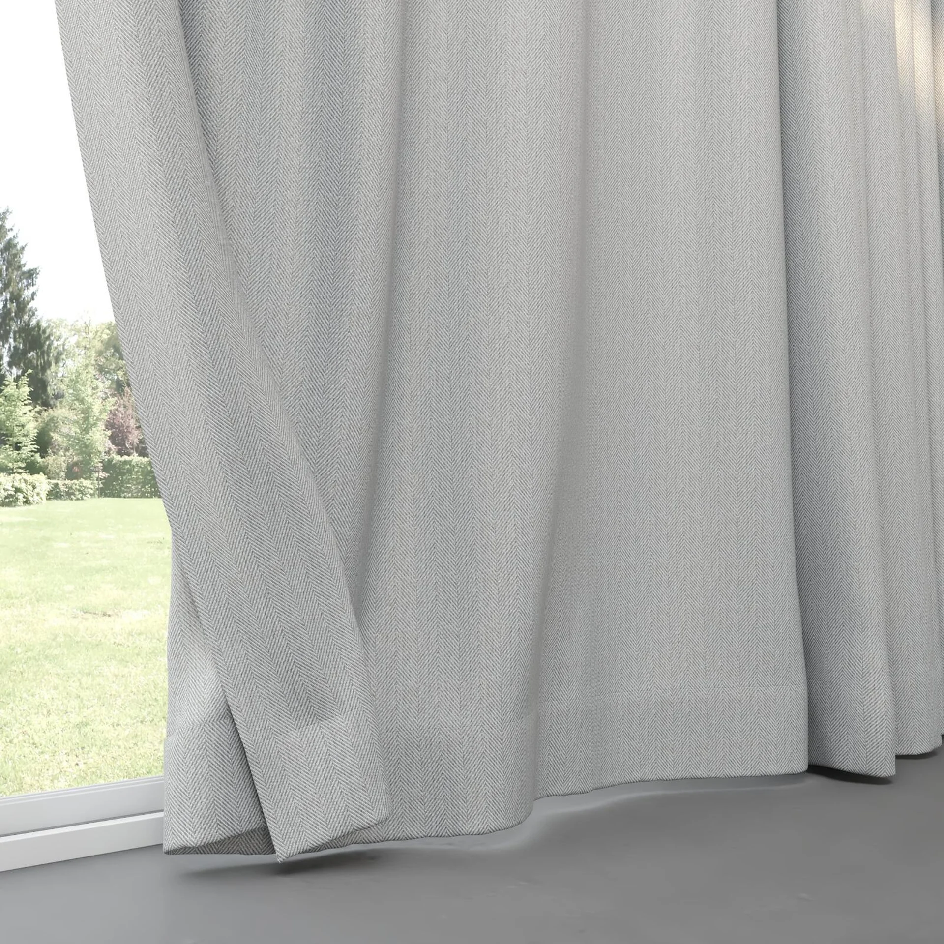 Bottom view of Trailblazer Silver, pinch pleat