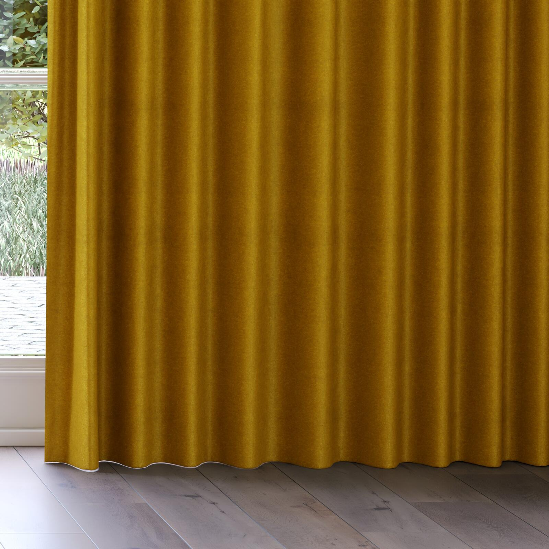 Bottom view of Baron Gold, on curtain rail