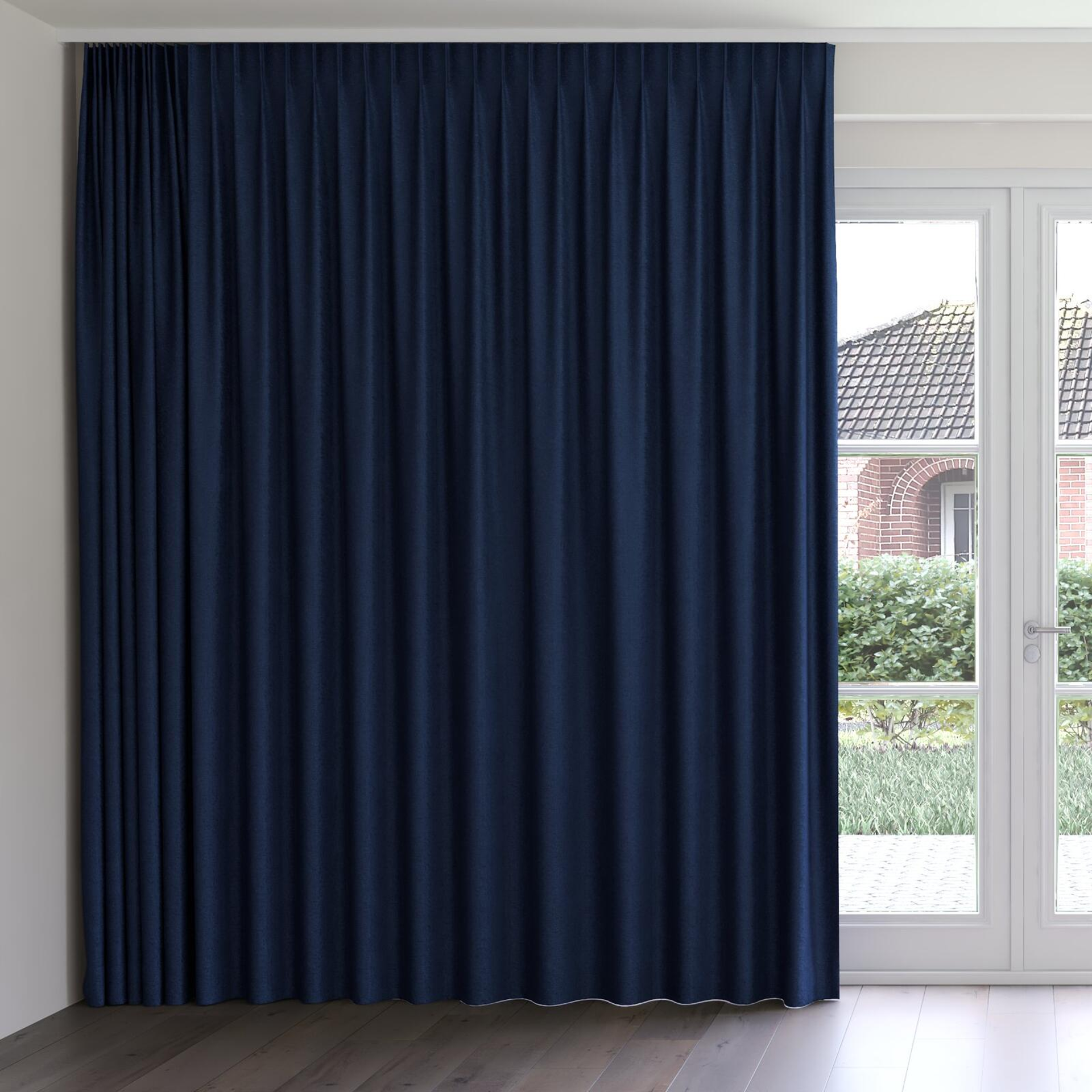 Front view of Monsieur Ocean, on curtain rail