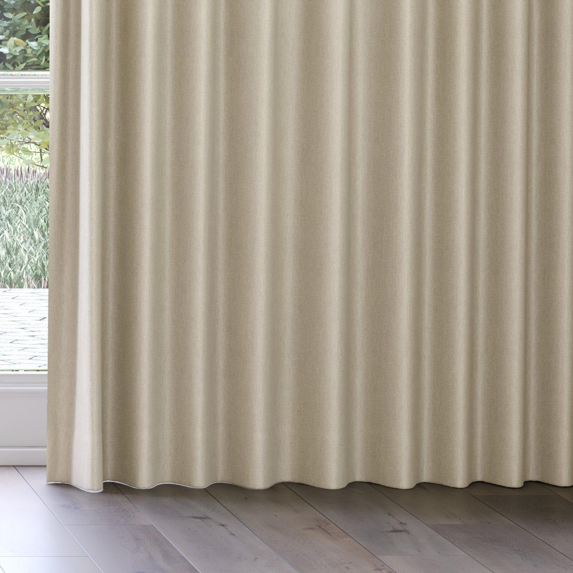 Bottom view of Hombre Ivory, on curtain rail
