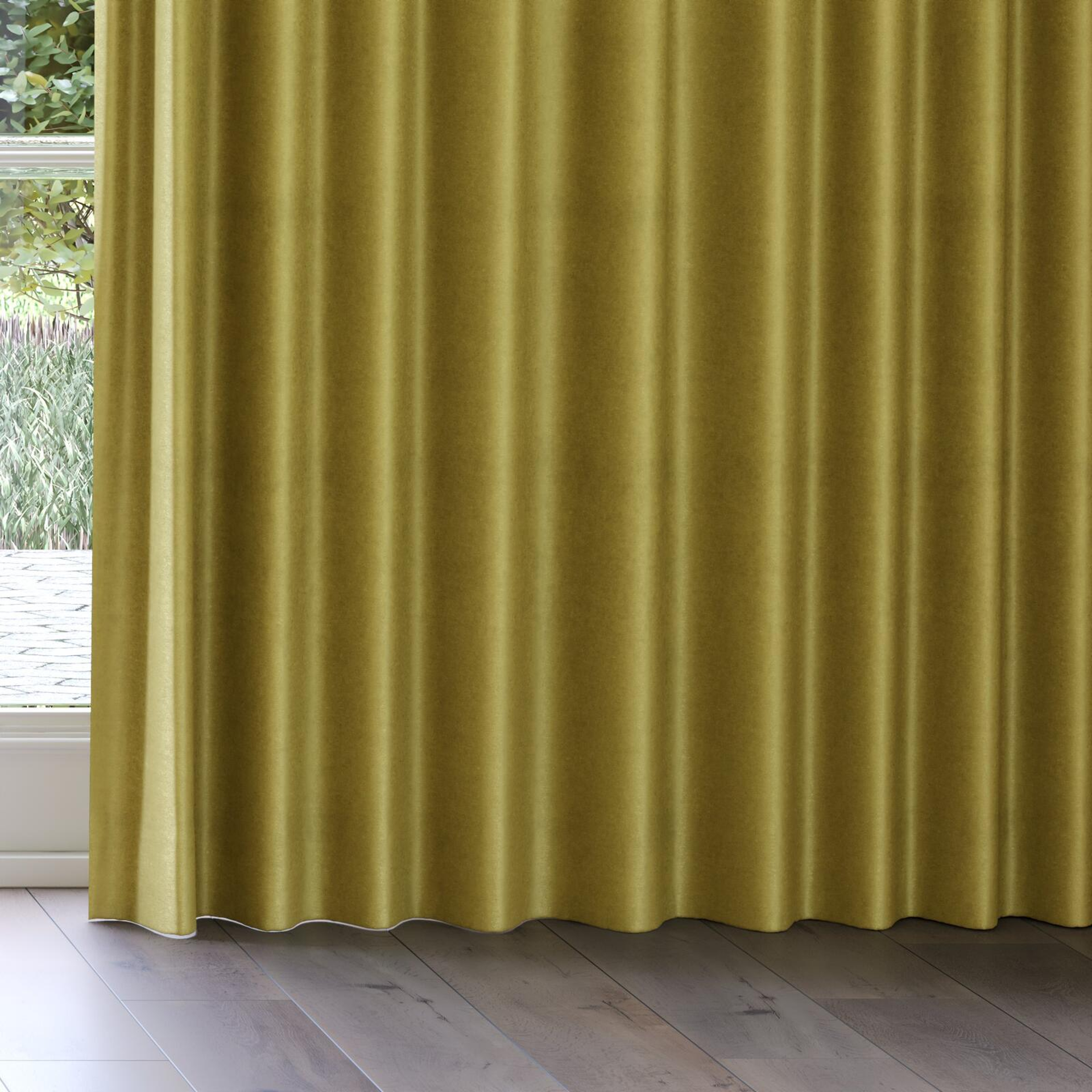 Bottom view of Baron Moss, on curtain rail
