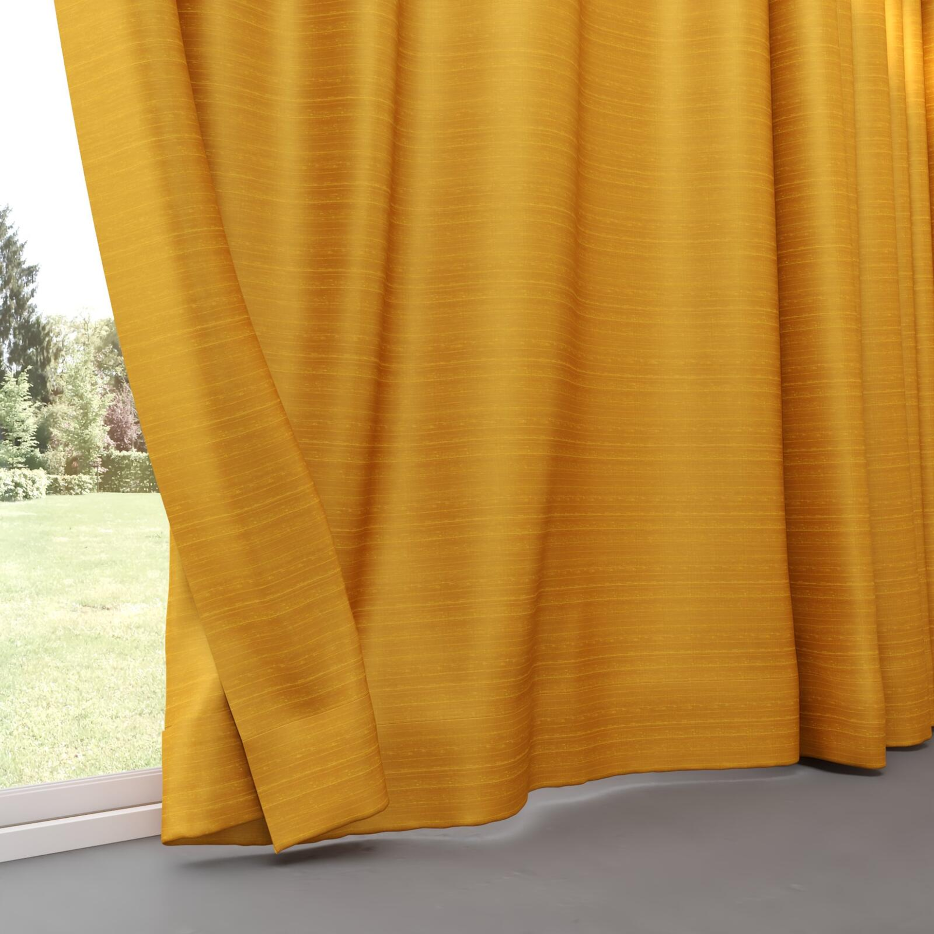 Bottom view of Silky Fusion, pinch pleat