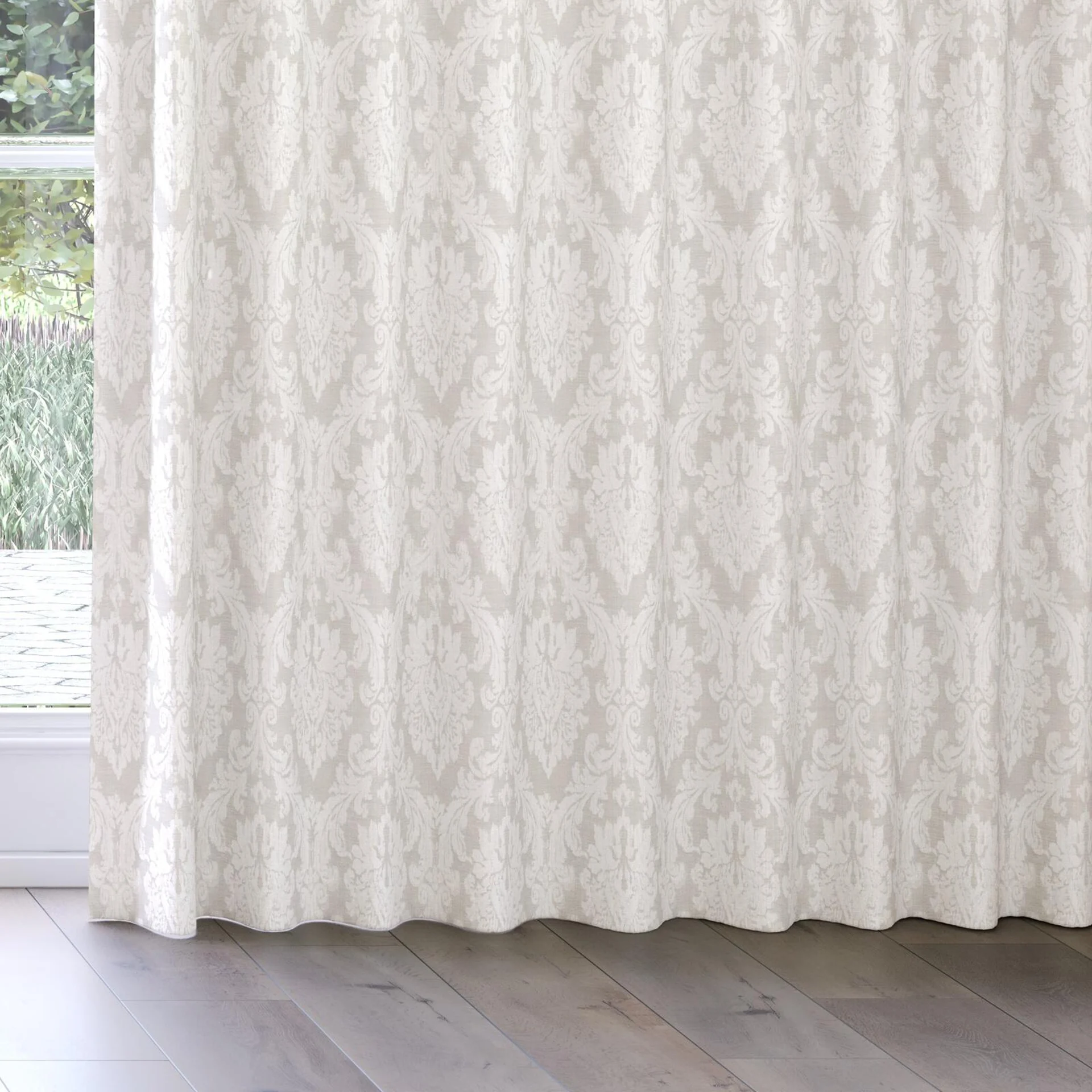 Bottom view of Damian Mist, on curtain rail