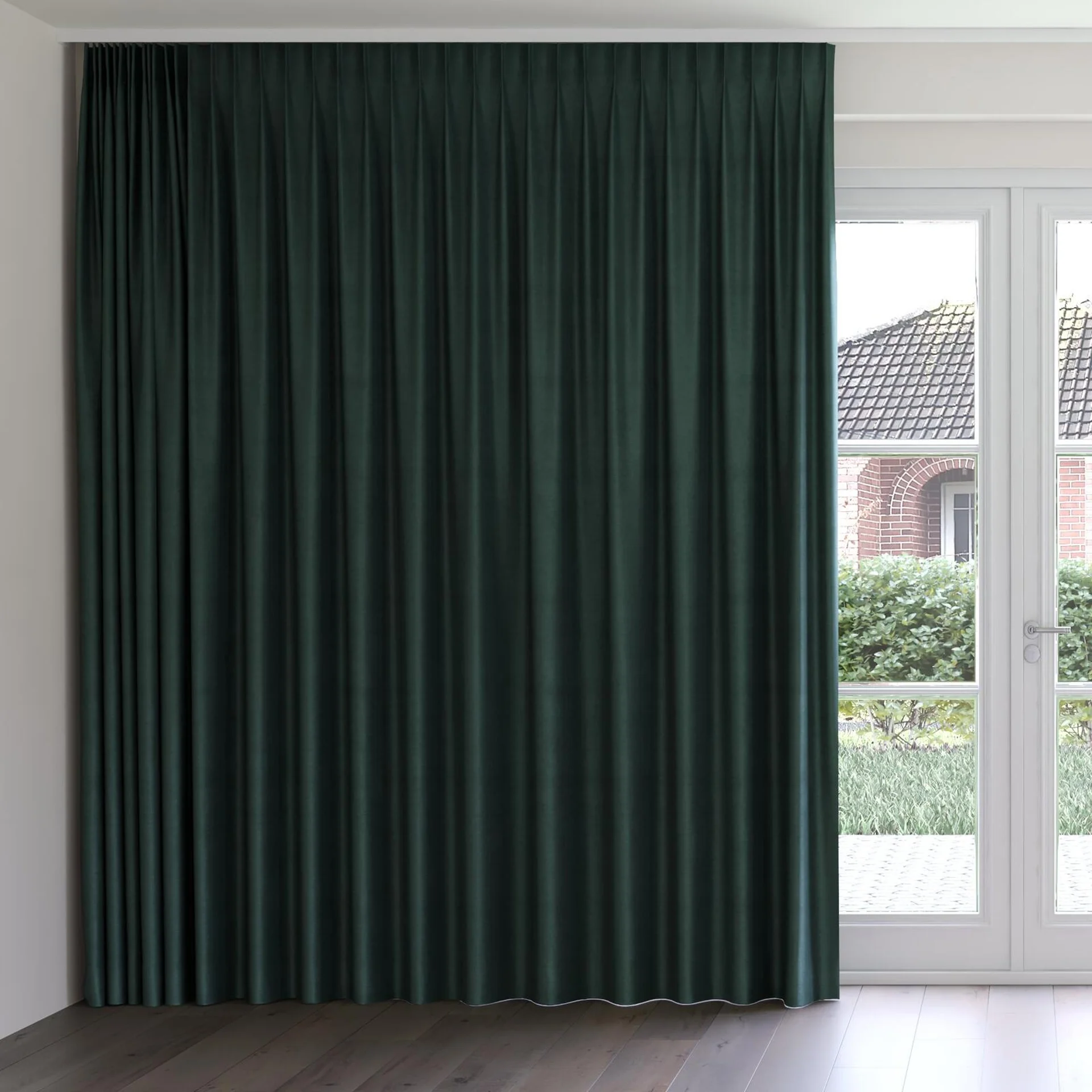 Front view of Baron Ivy, on curtain rail