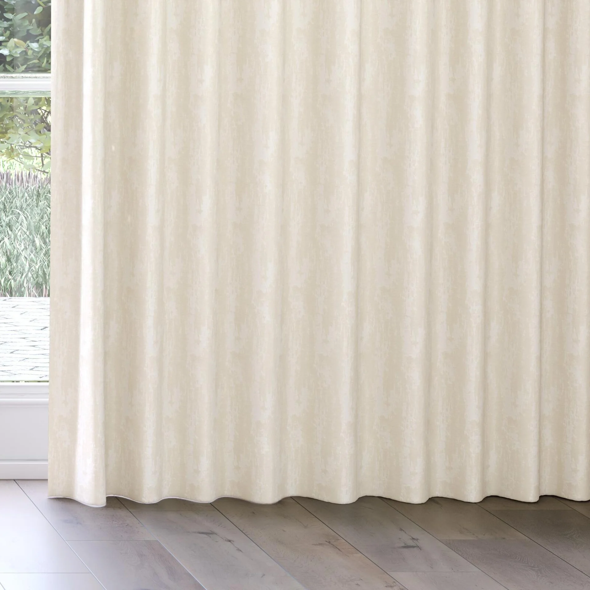 Bottom view of Innovation Nougat, on curtain rail