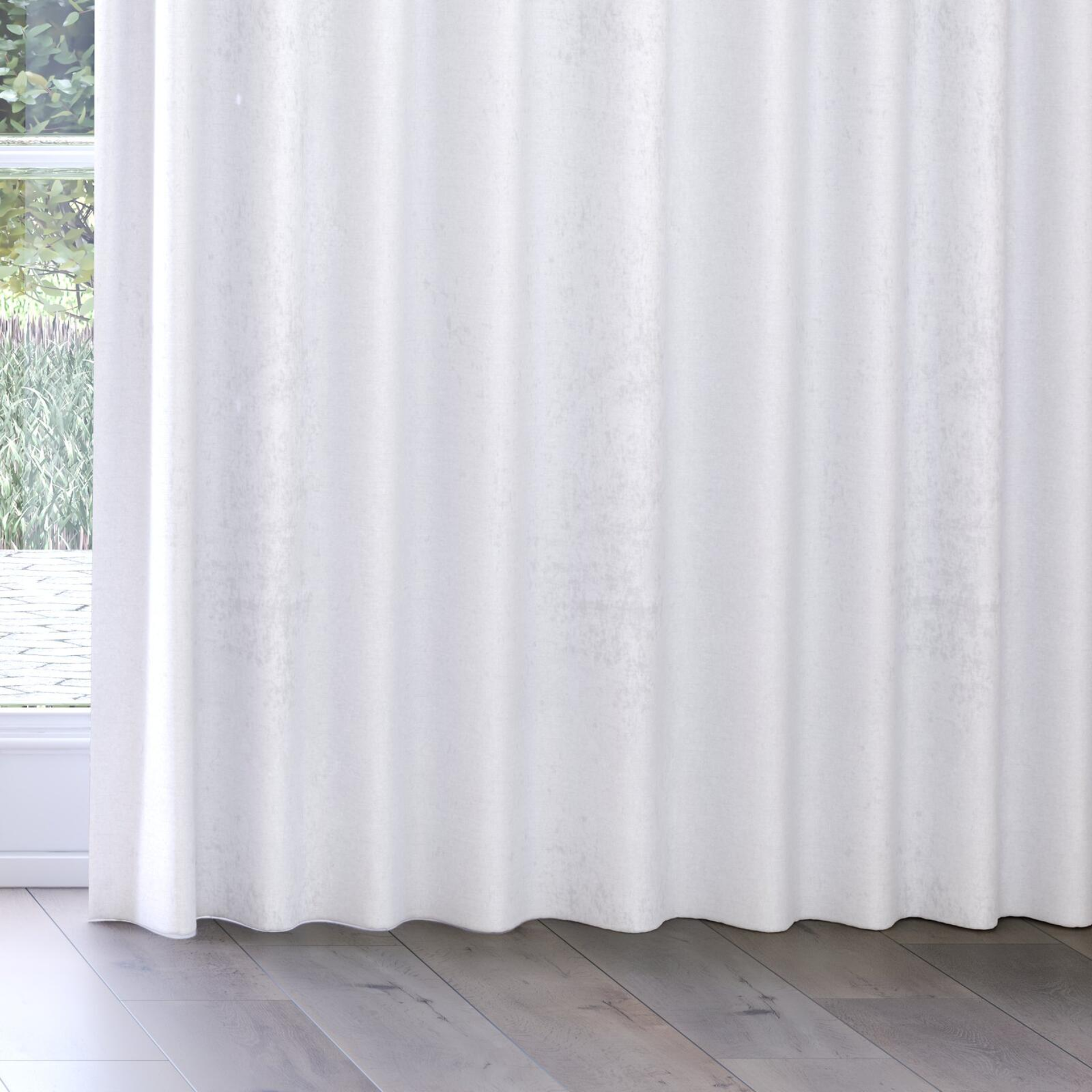 Bottom view of Lambada Snow, on curtain rail