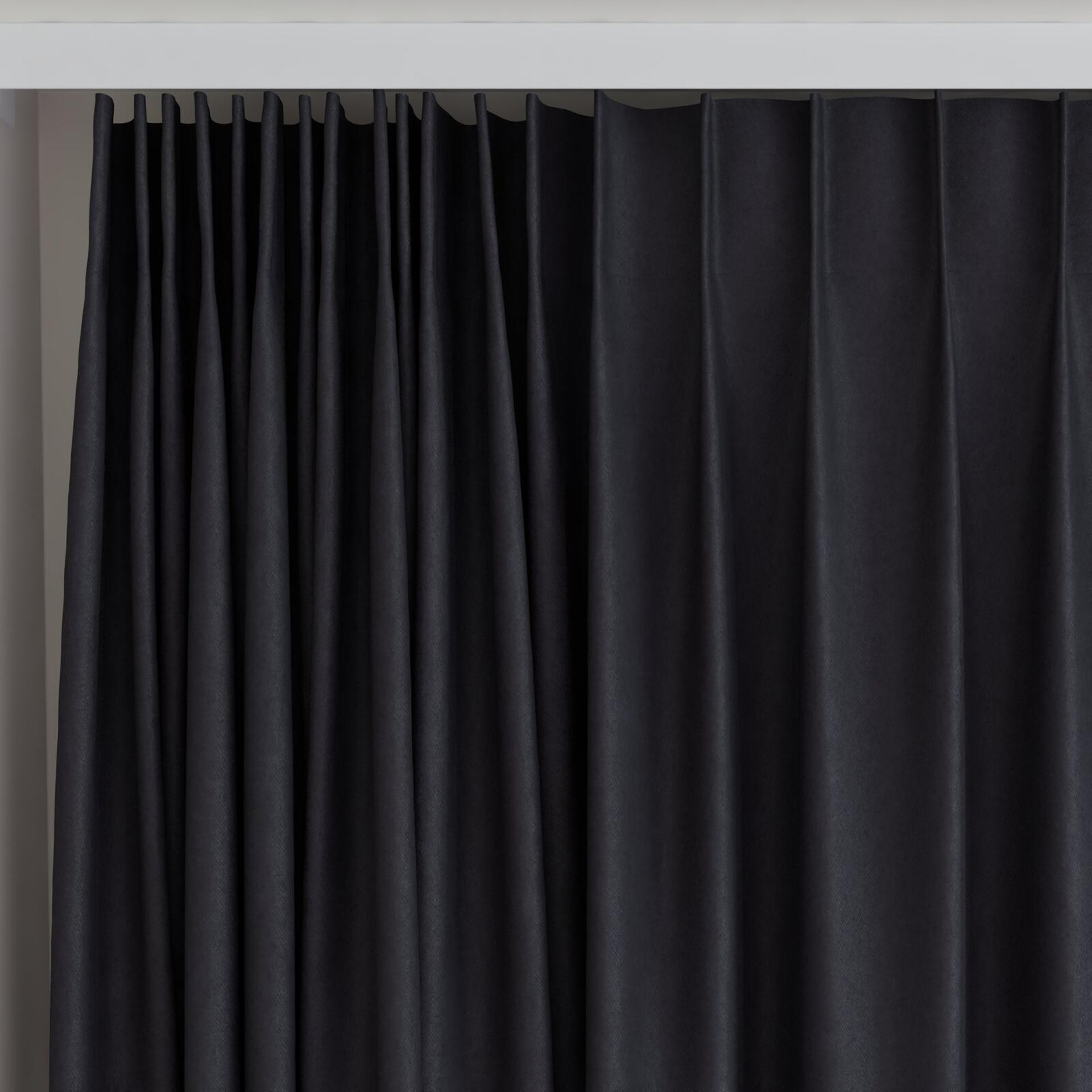 Top view of Woolly/Woolen Onyx, on curtain rail