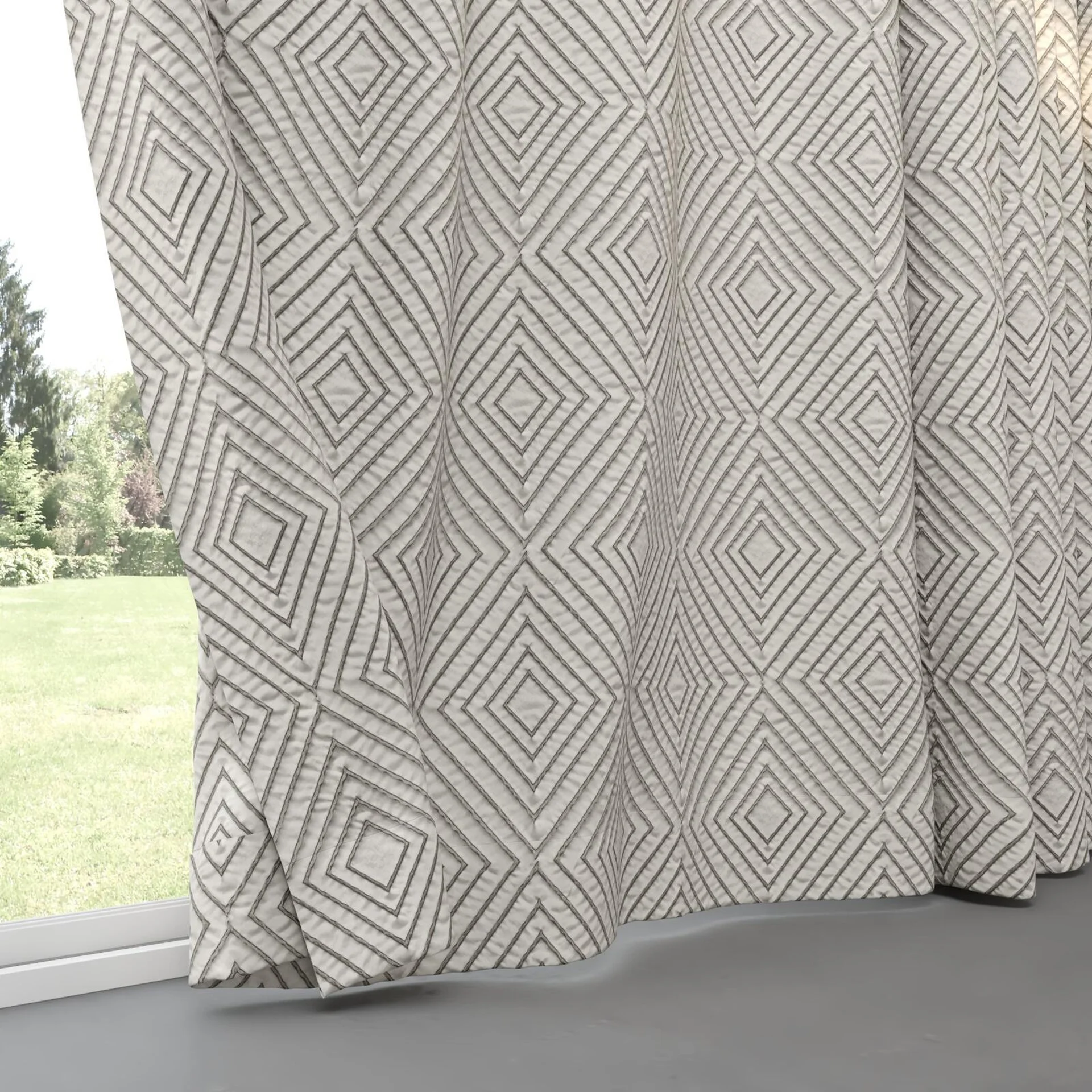 Bottom view of Intuition Silver, pinch pleat