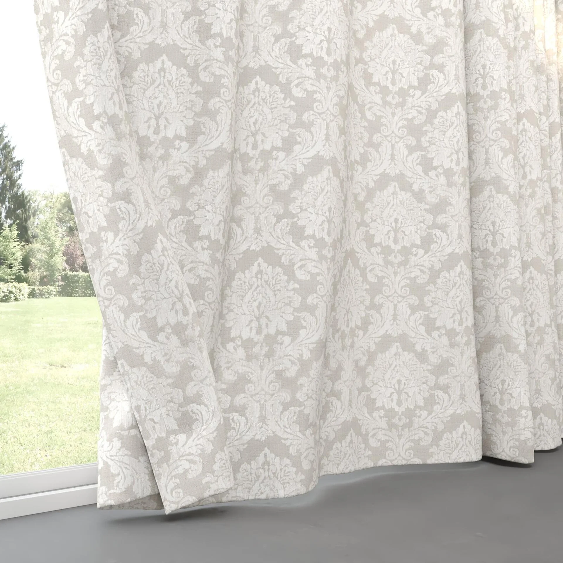 Bottom view of Damian Mist, pinch pleat