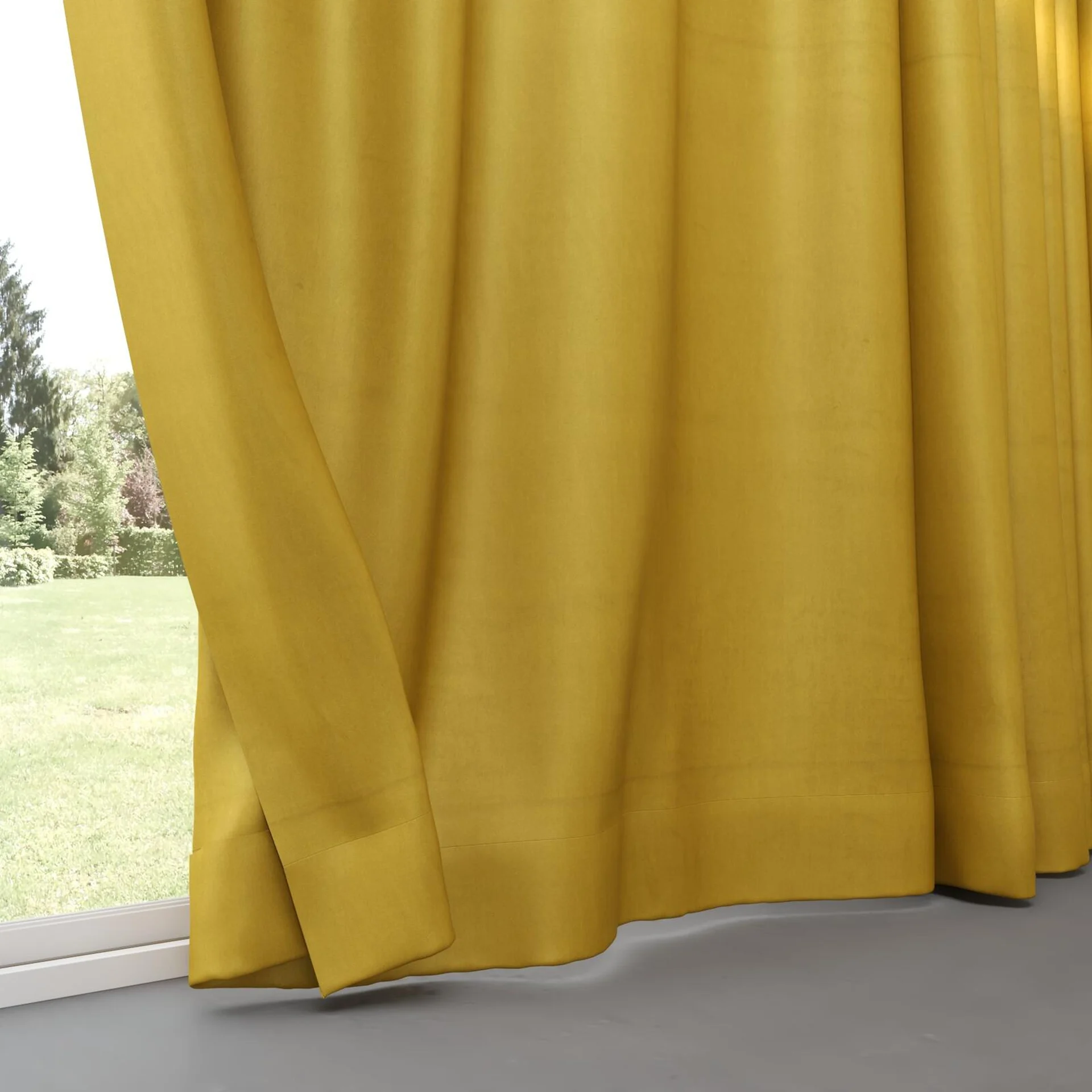 Bottom view of Warlock Gold, pinch pleat