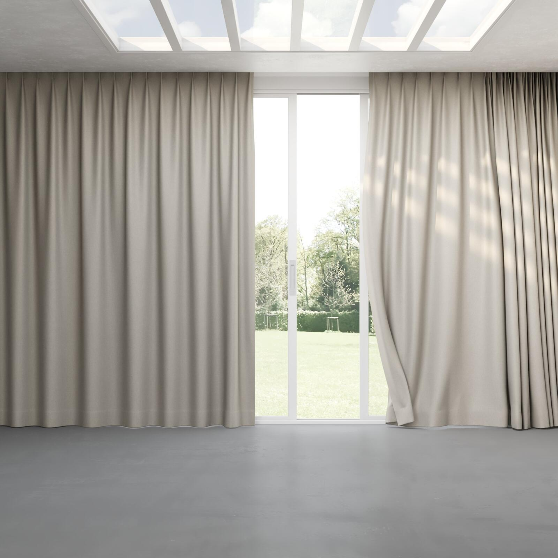 Full view of Woolly/Woolen Aluminium, pinch pleat