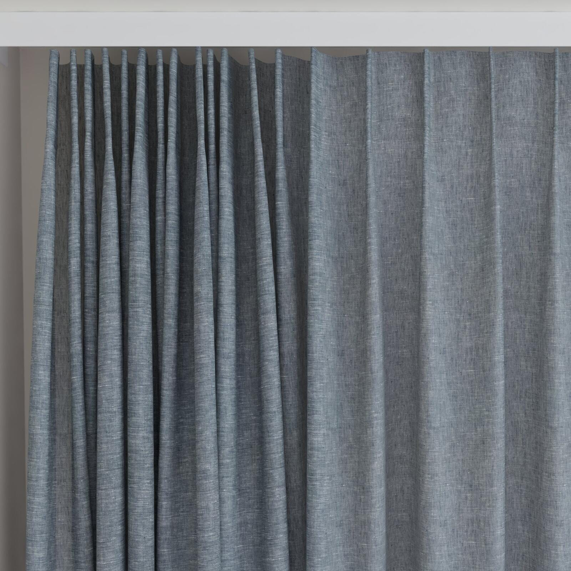 Top view of Gesso Lino Oceania, on curtain rail
