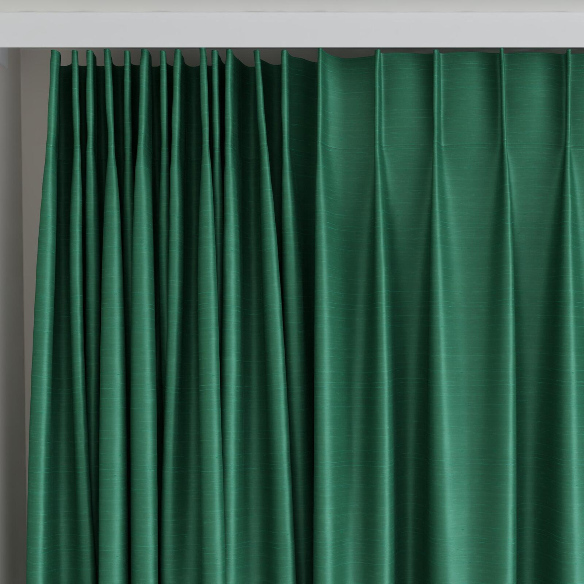 Top view of Silky Ivy, on curtain rail