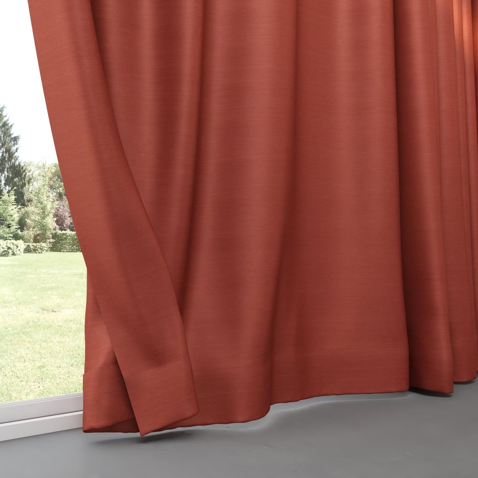 Bottom view of Silky Berry, pinch pleat