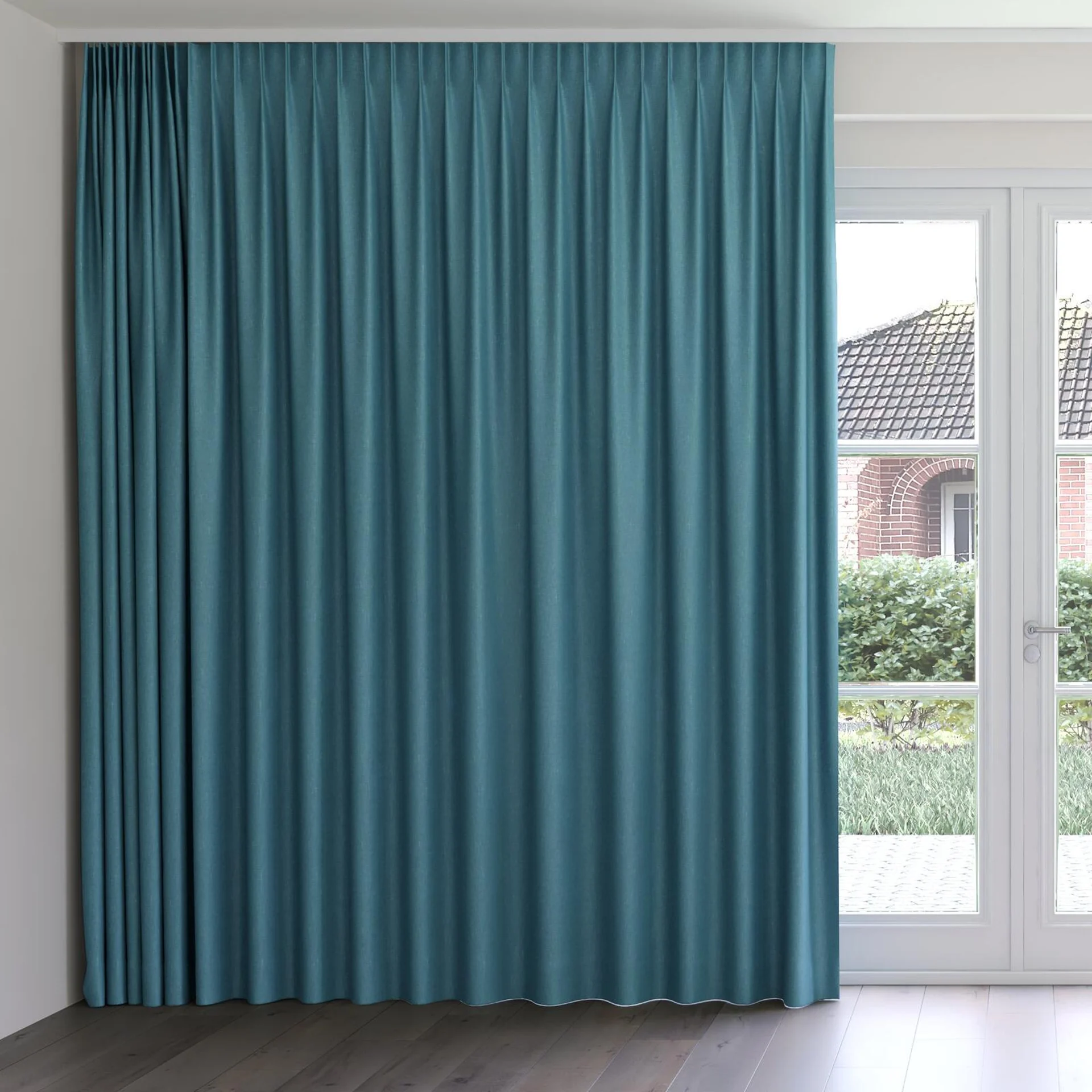 Front view of Bronco Hydro, on curtain rail