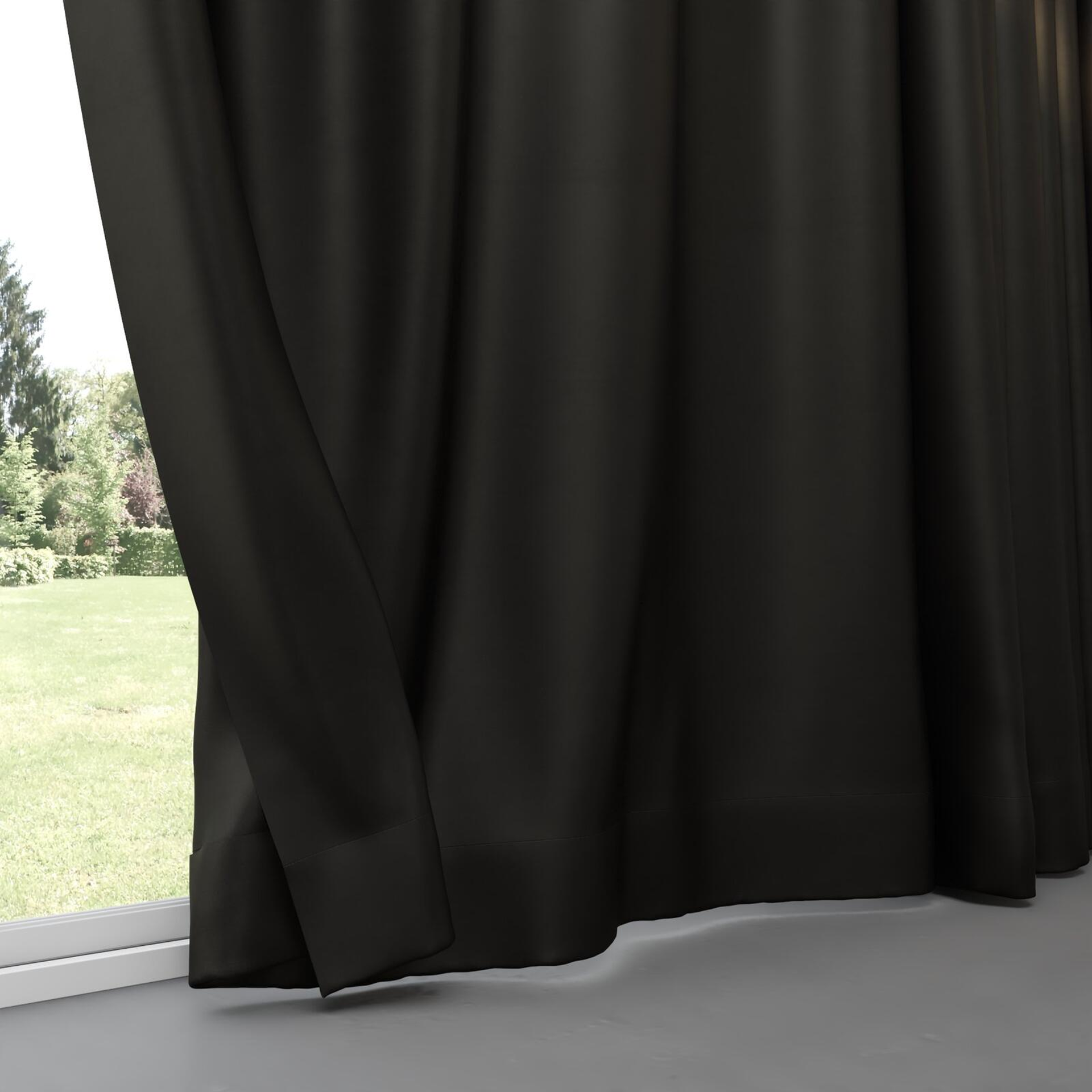 Bottom view of Mont Blanc Onyx, pinch pleat