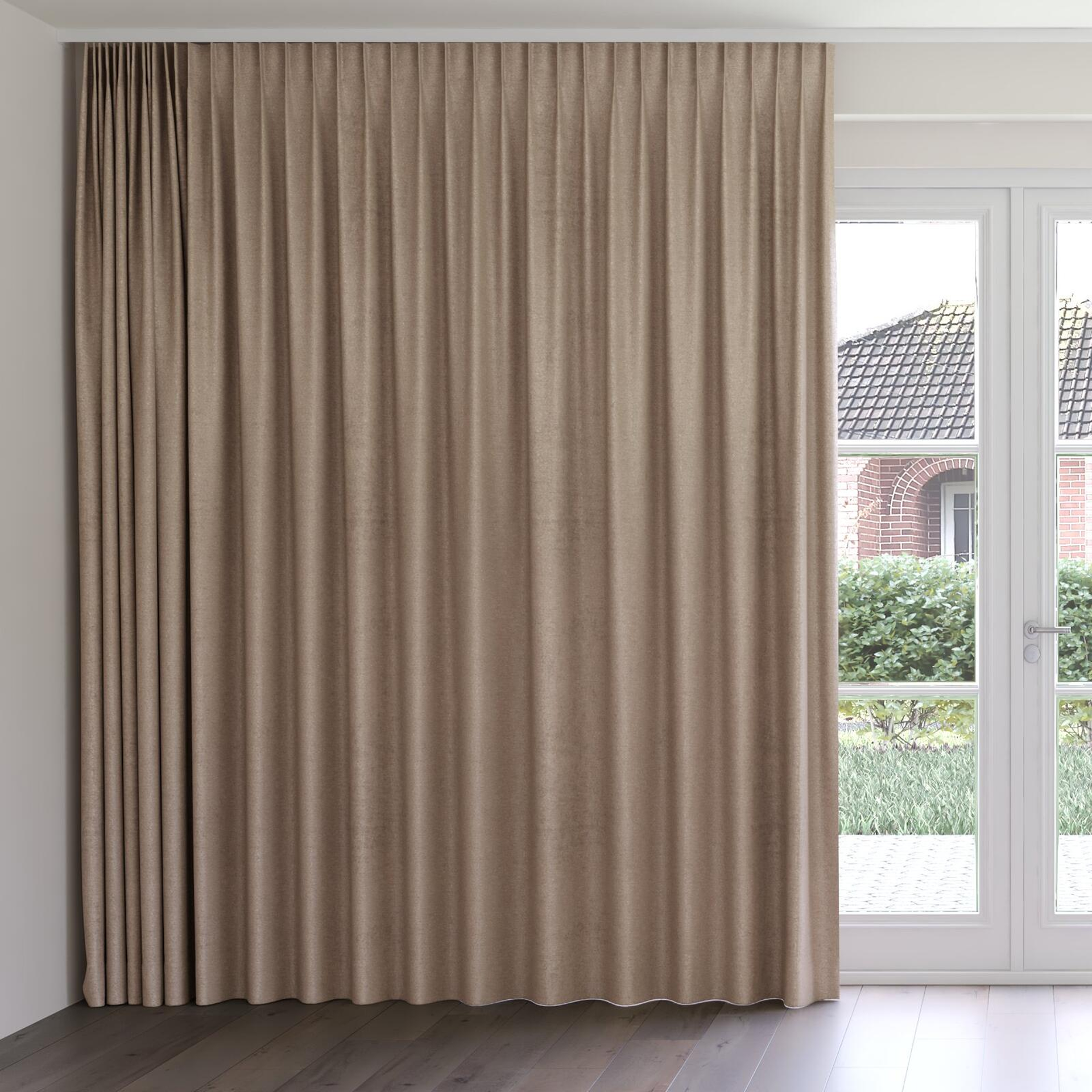 Front view of Lambada Paloma, on curtain rail