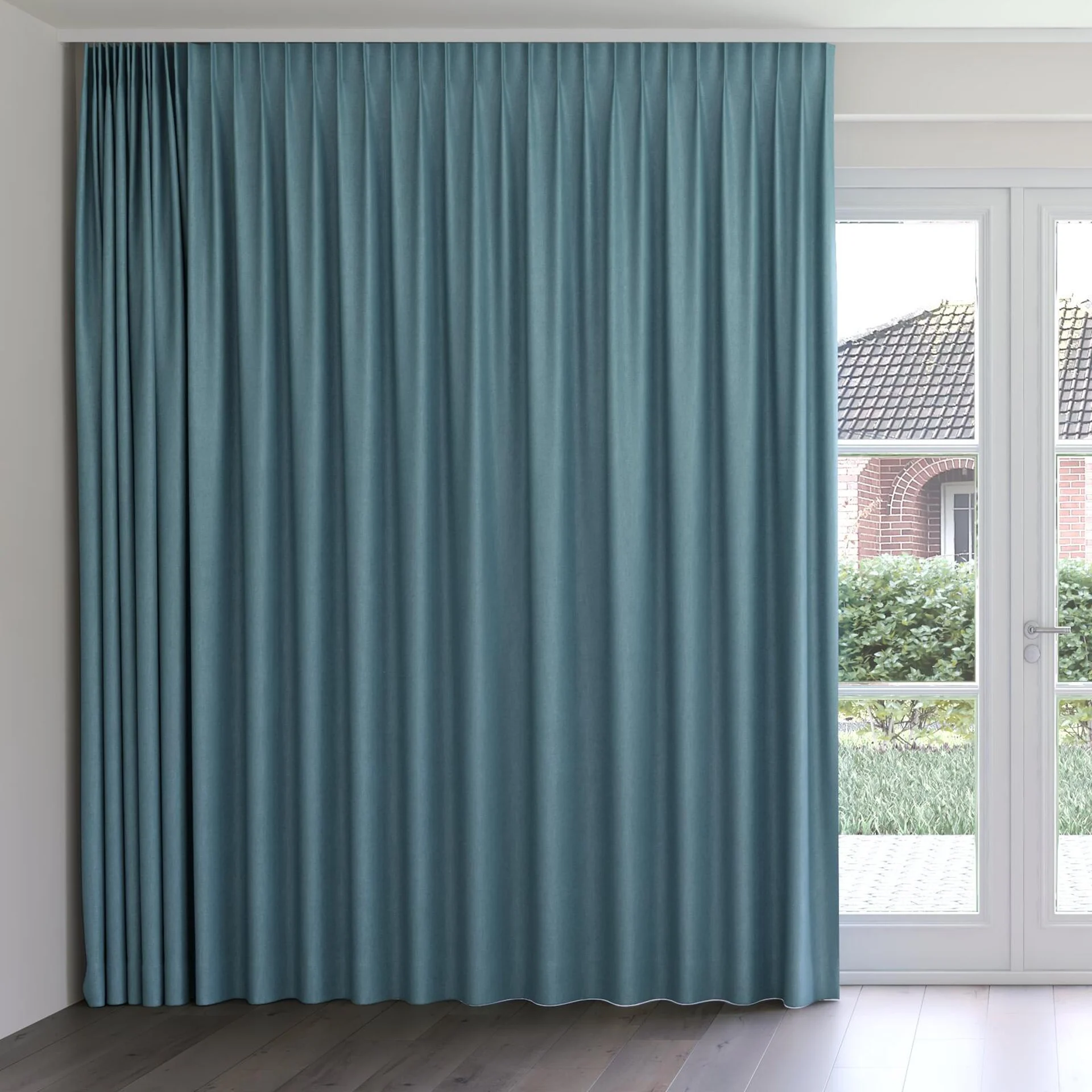 Front view of Bronco Faience, on curtain rail