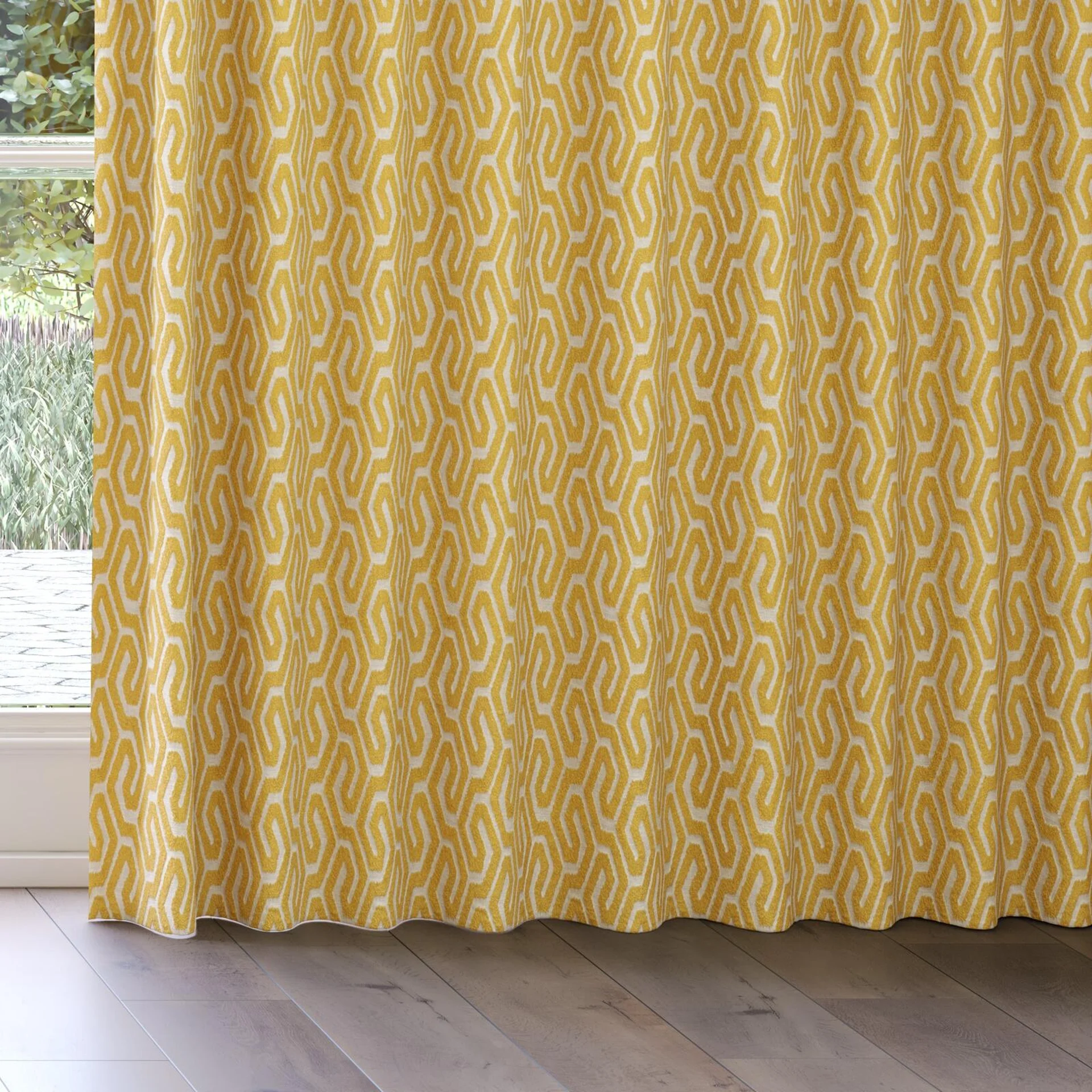 Bottom view of Comdeca Gold, on curtain rail