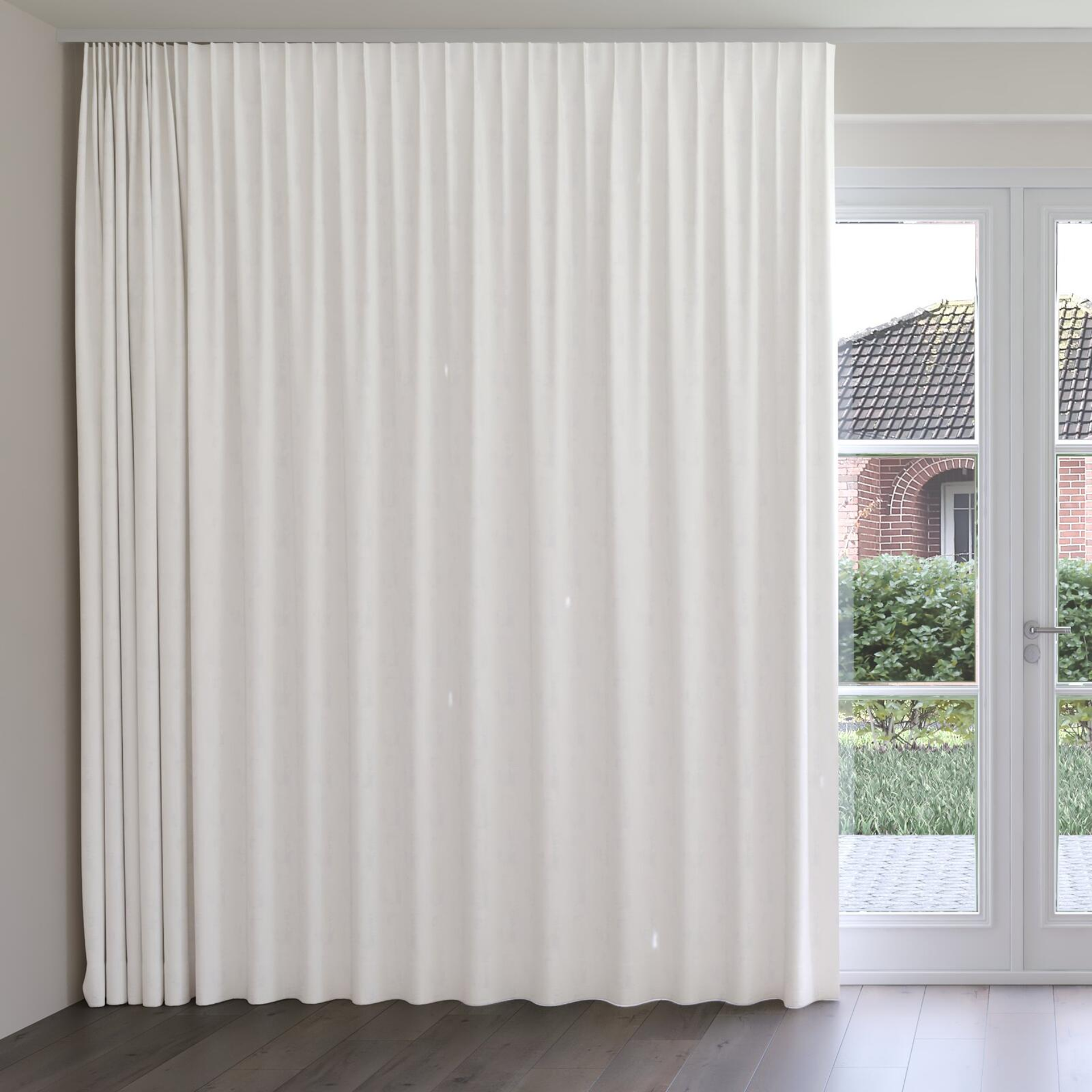 Front view of Innovation Snow, on curtain rail