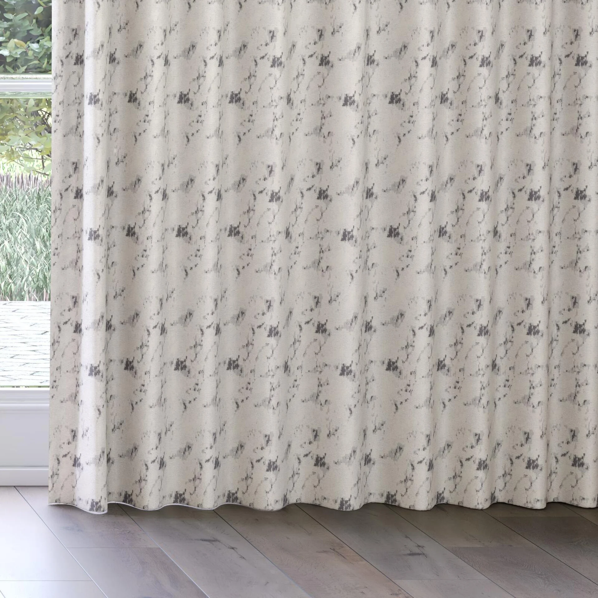 Bottom view of Lipova Snow, on curtain rail