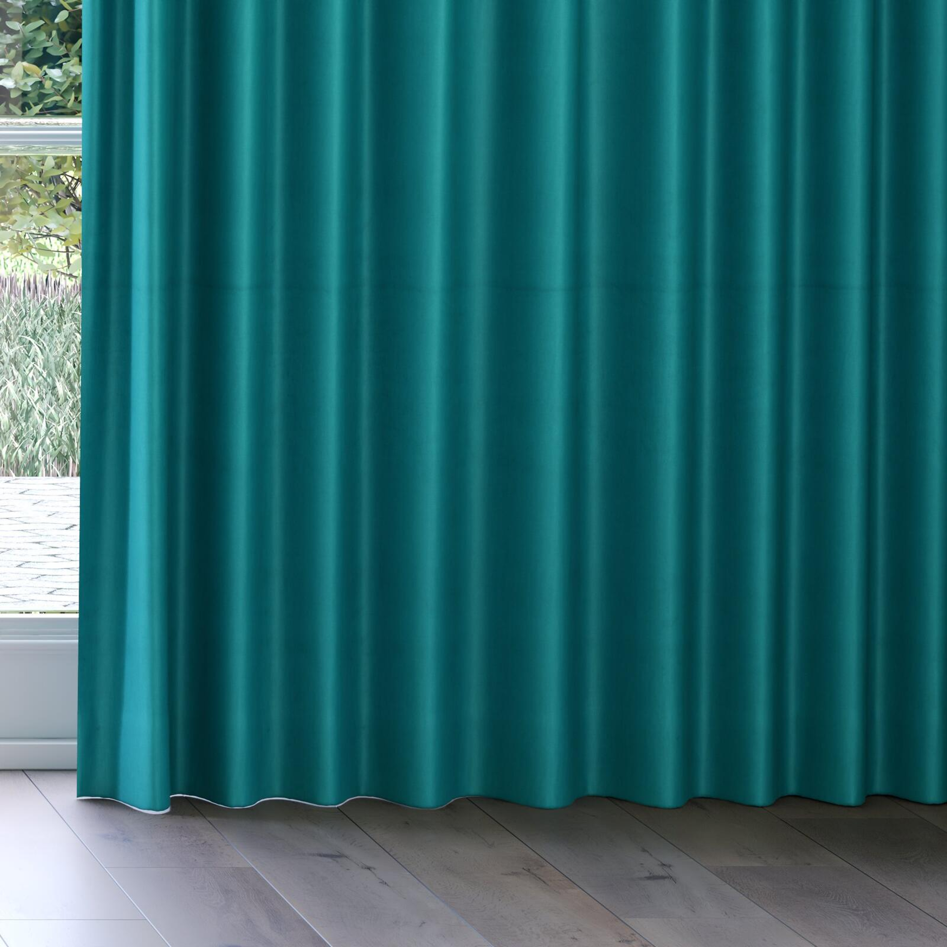 Bottom view of Warlock Jade, on curtain rail
