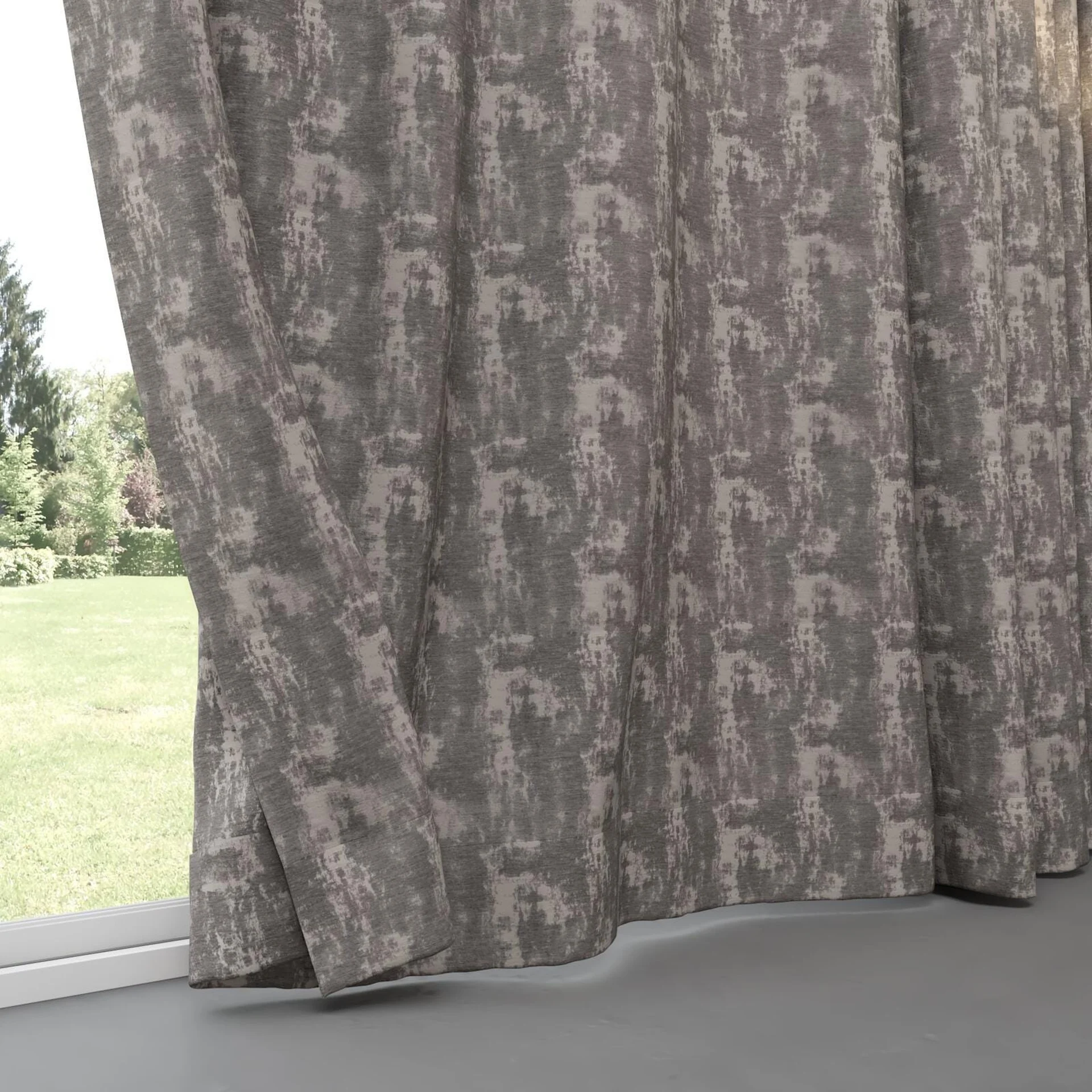 Bottom view of Innovation Elephant, pinch pleat
