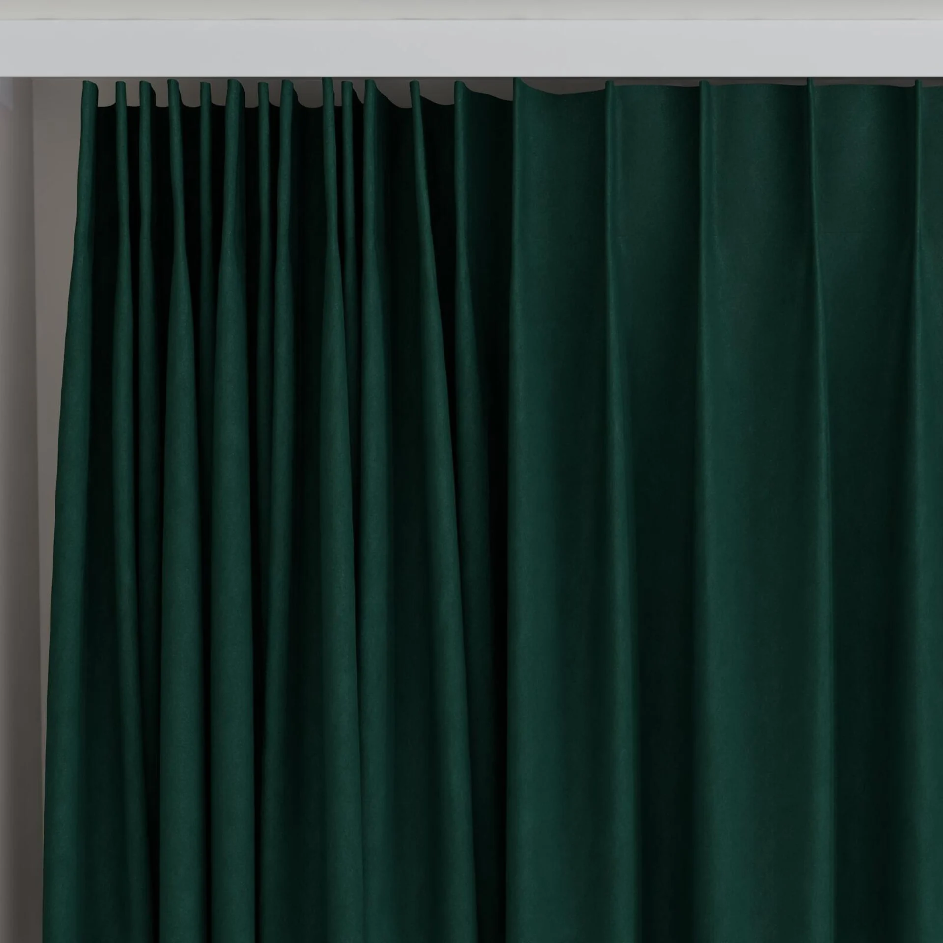 Top view of Lech Hunter, on curtain rail