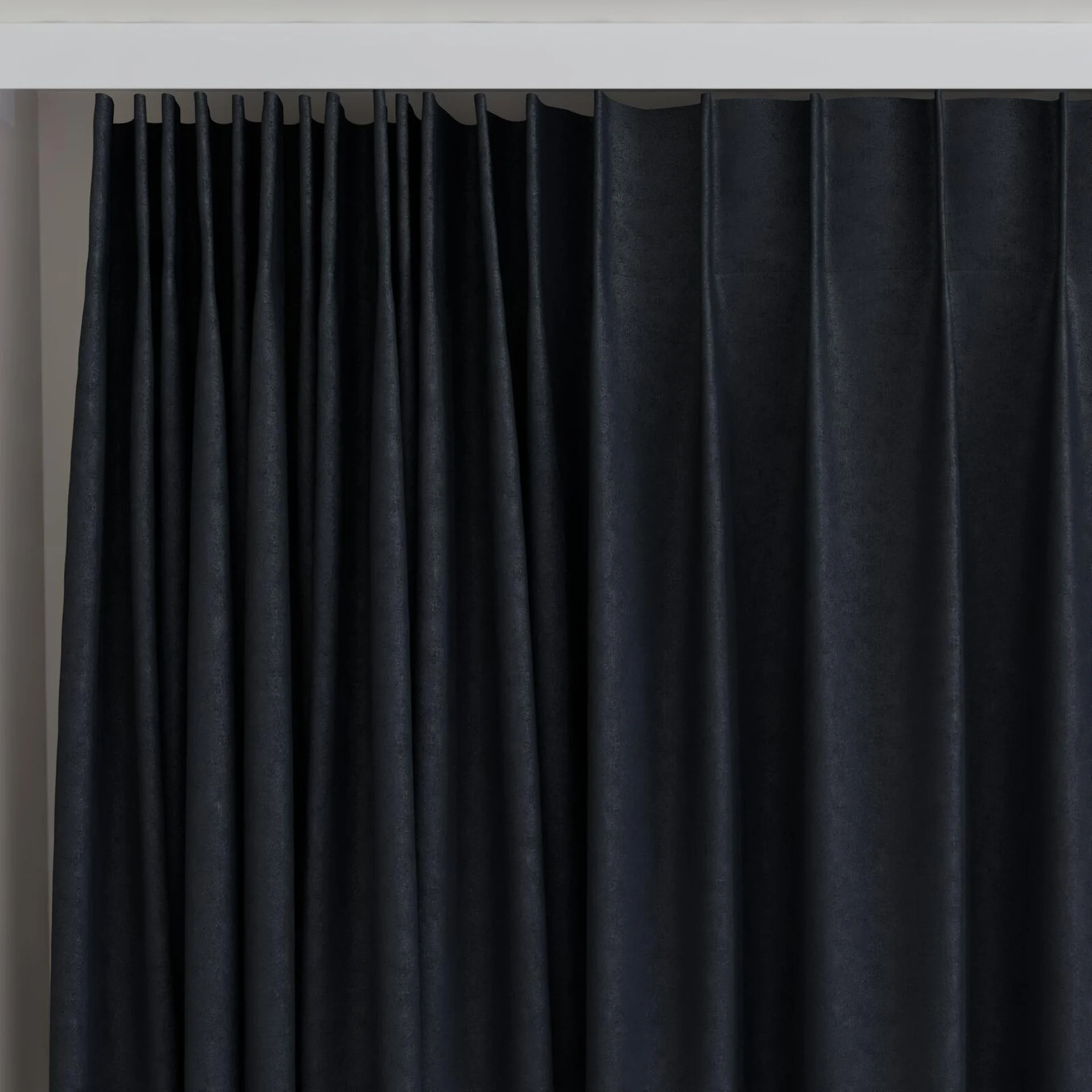 Top view of Luxo Onyx, on curtain rail