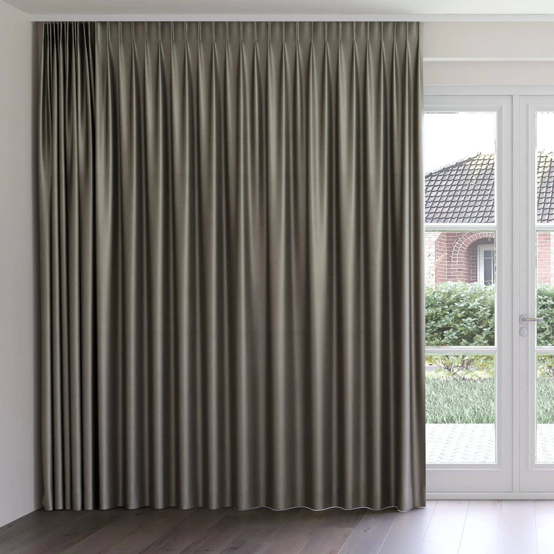 Front view of Mont Blanc Antique, on curtain rail