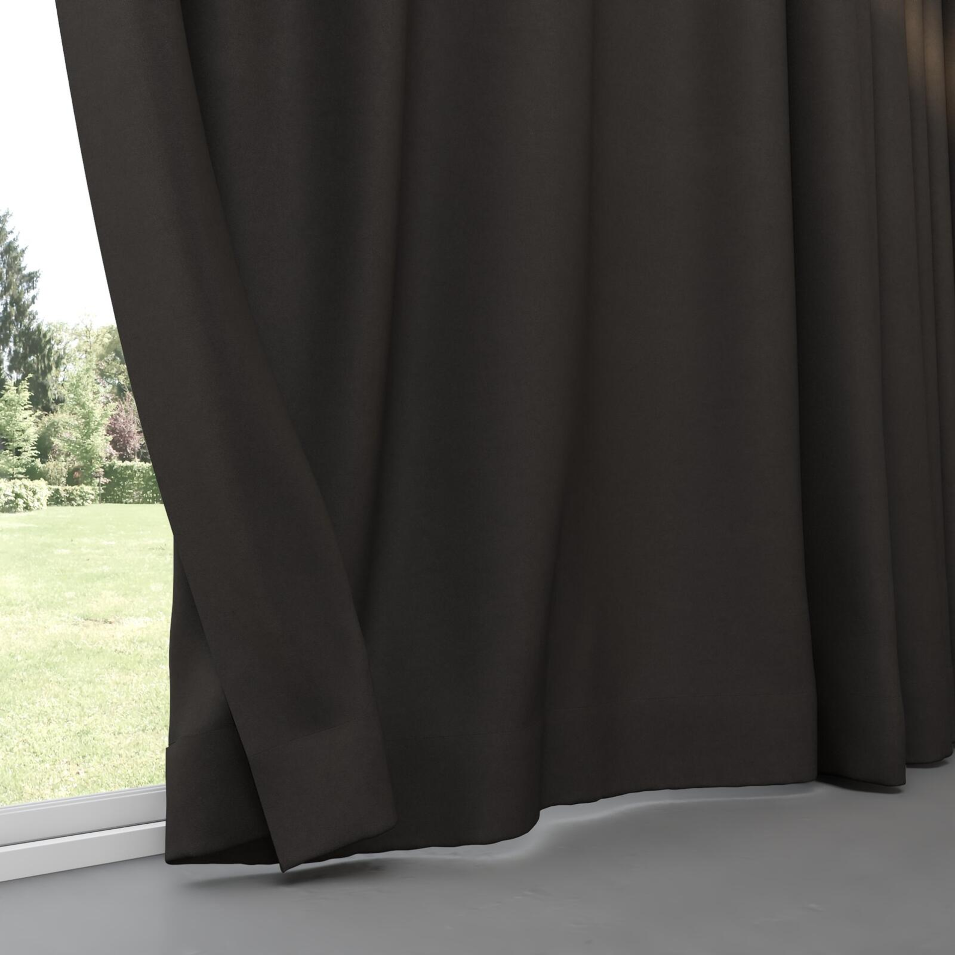 Bottom view of Peak Onyx, pinch pleat