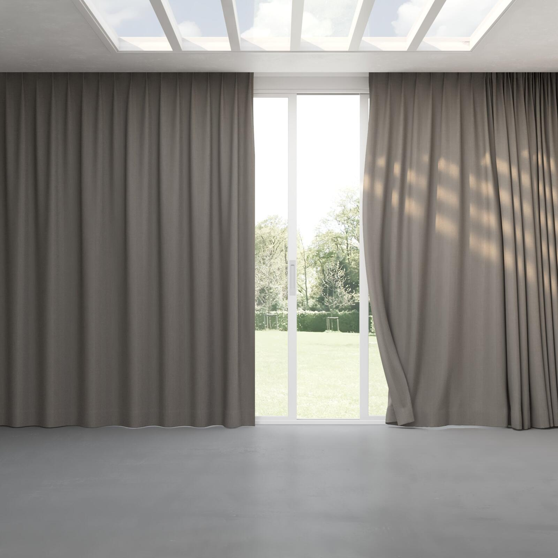 Full view of Tasman UC Mondo, pinch pleat