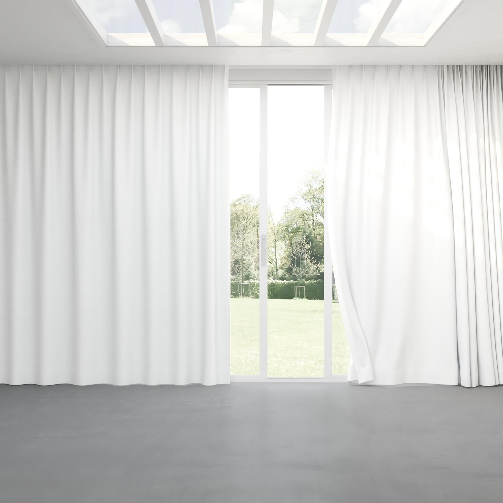 Full view of Linex Snow, pinch pleat