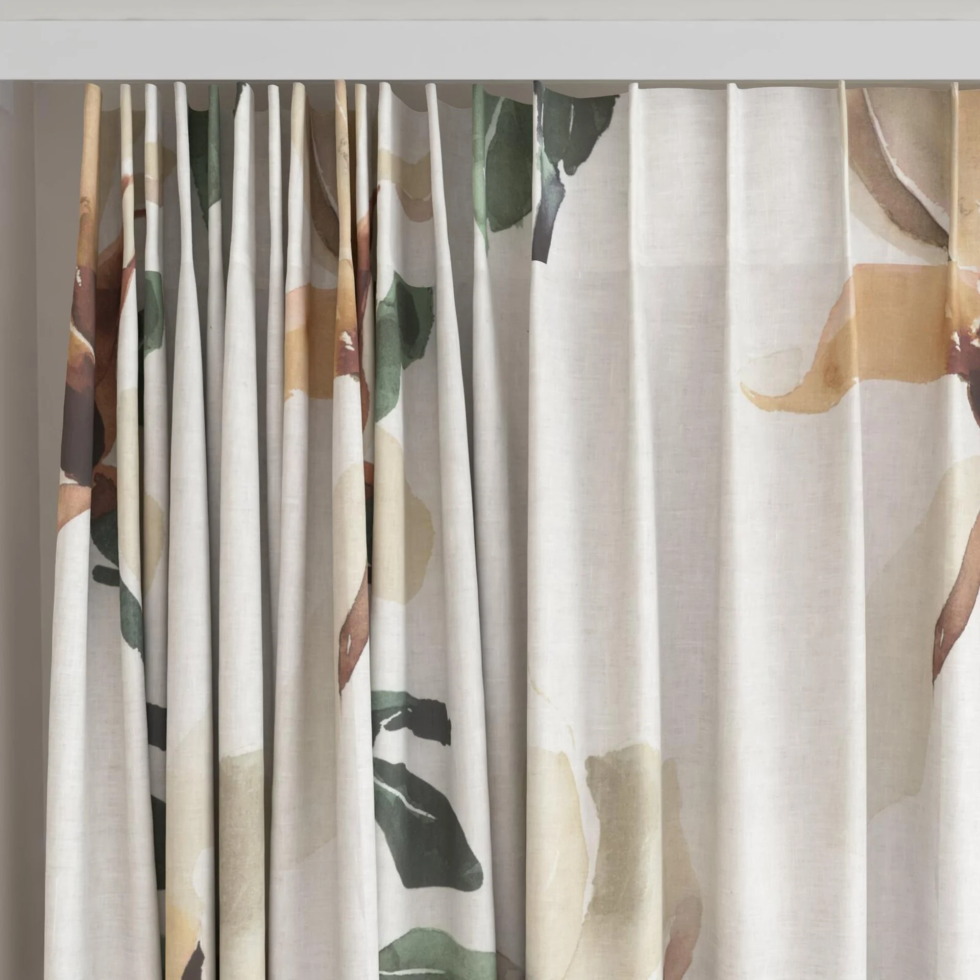Top view of Magnolia Grandiflora Cayenne, on curtain rail