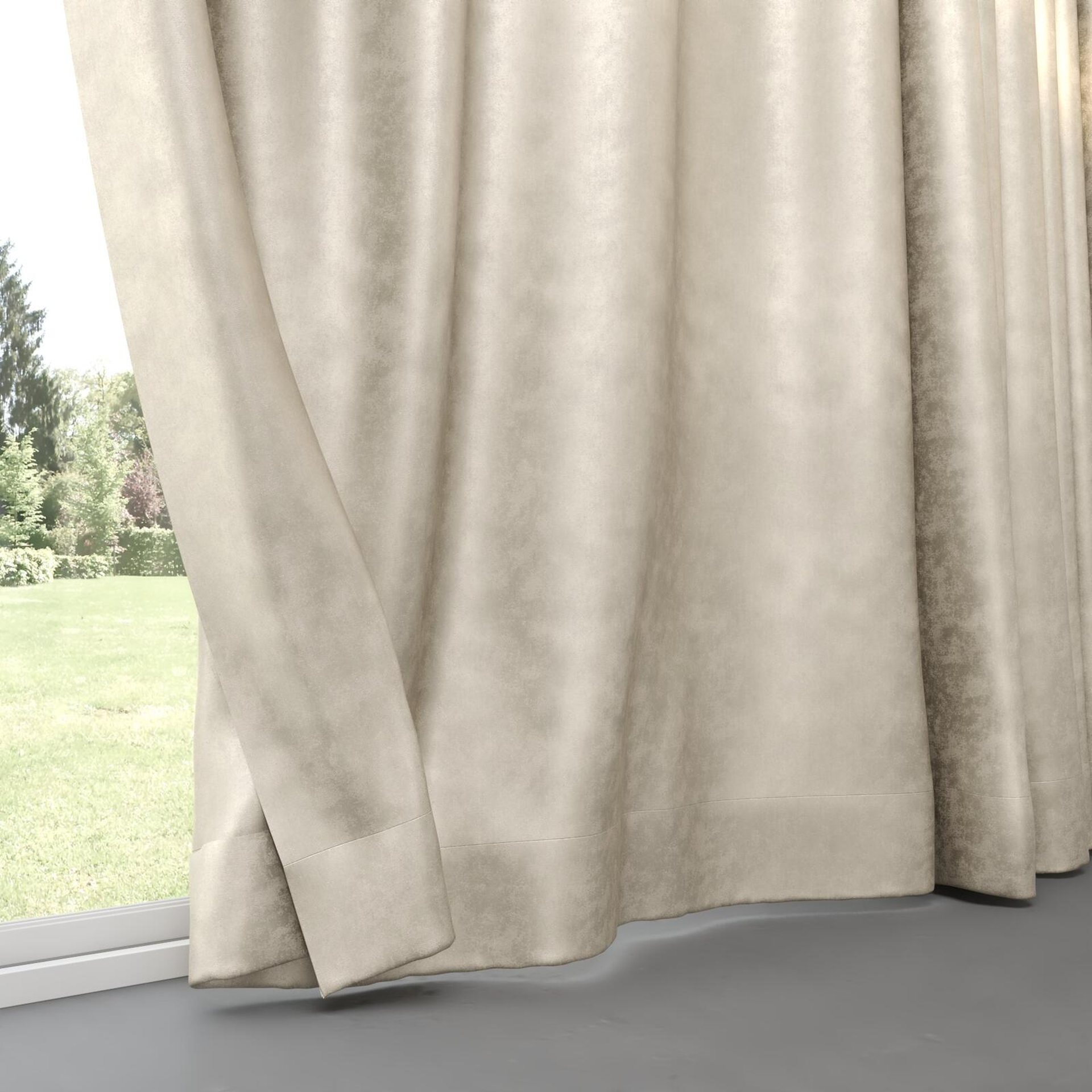 Bottom view of Fizz Marzipan, pinch pleat