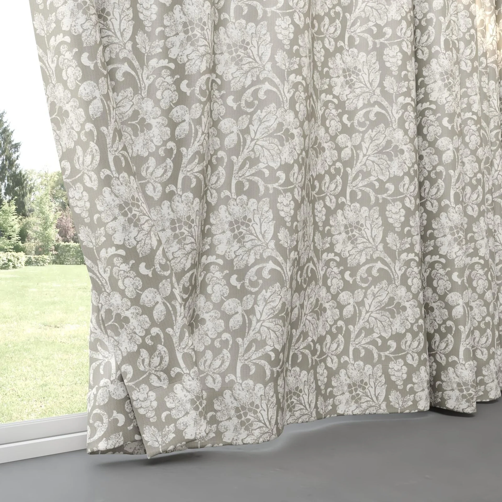 Bottom view of Florentine Cream, pinch pleat