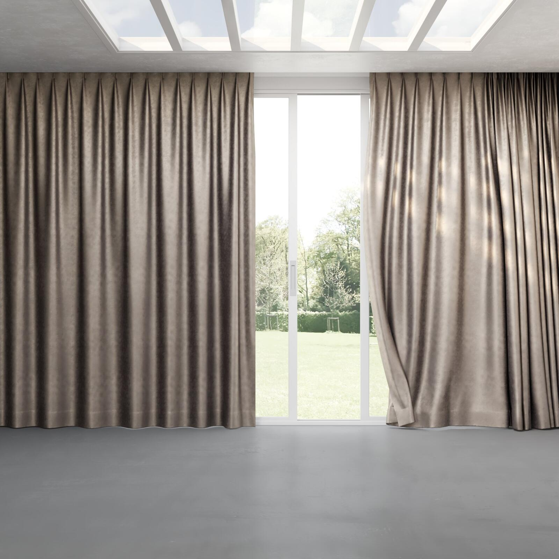 Full view of Fizz Quartz, pinch pleat