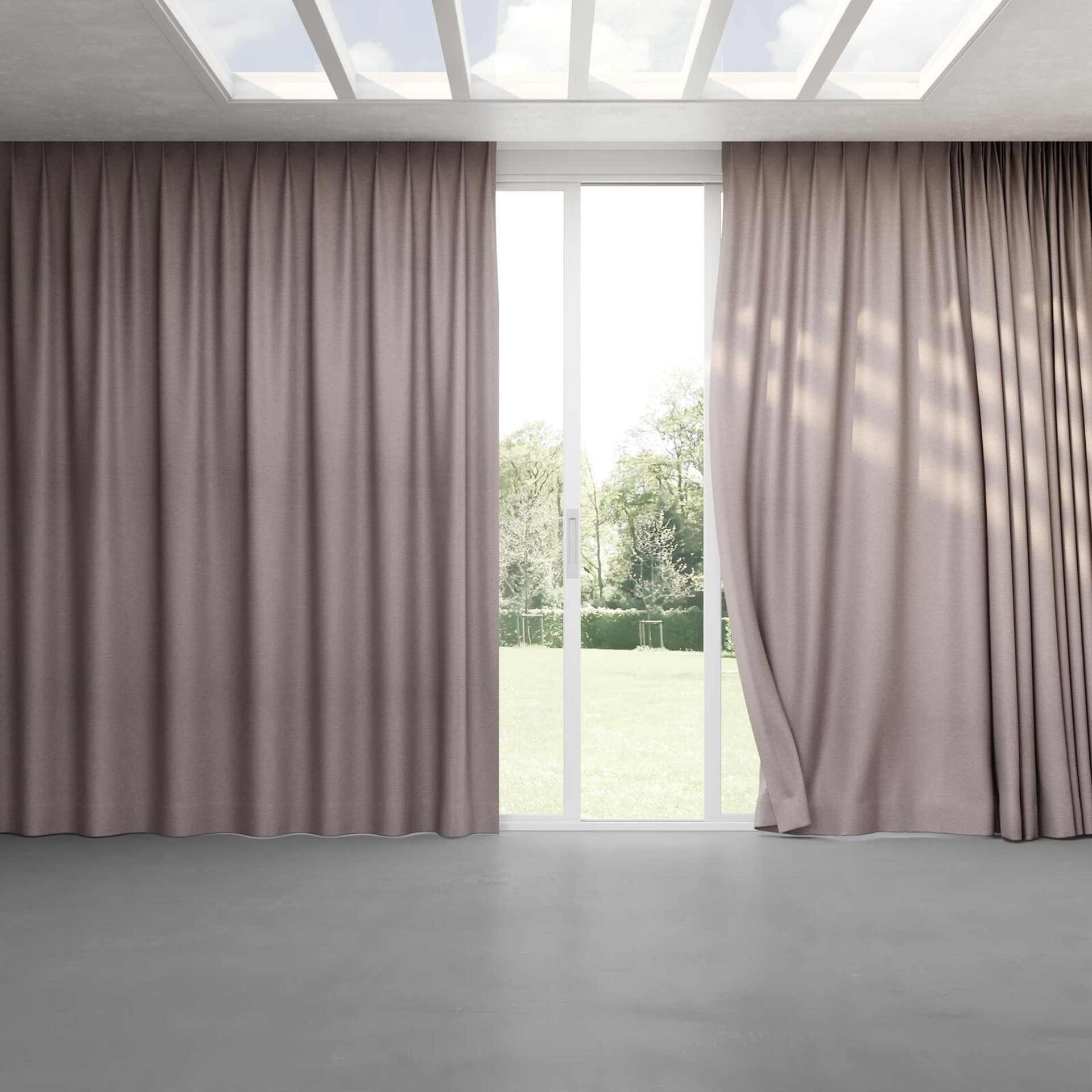 Full view of Goa Sparrow, pinch pleat