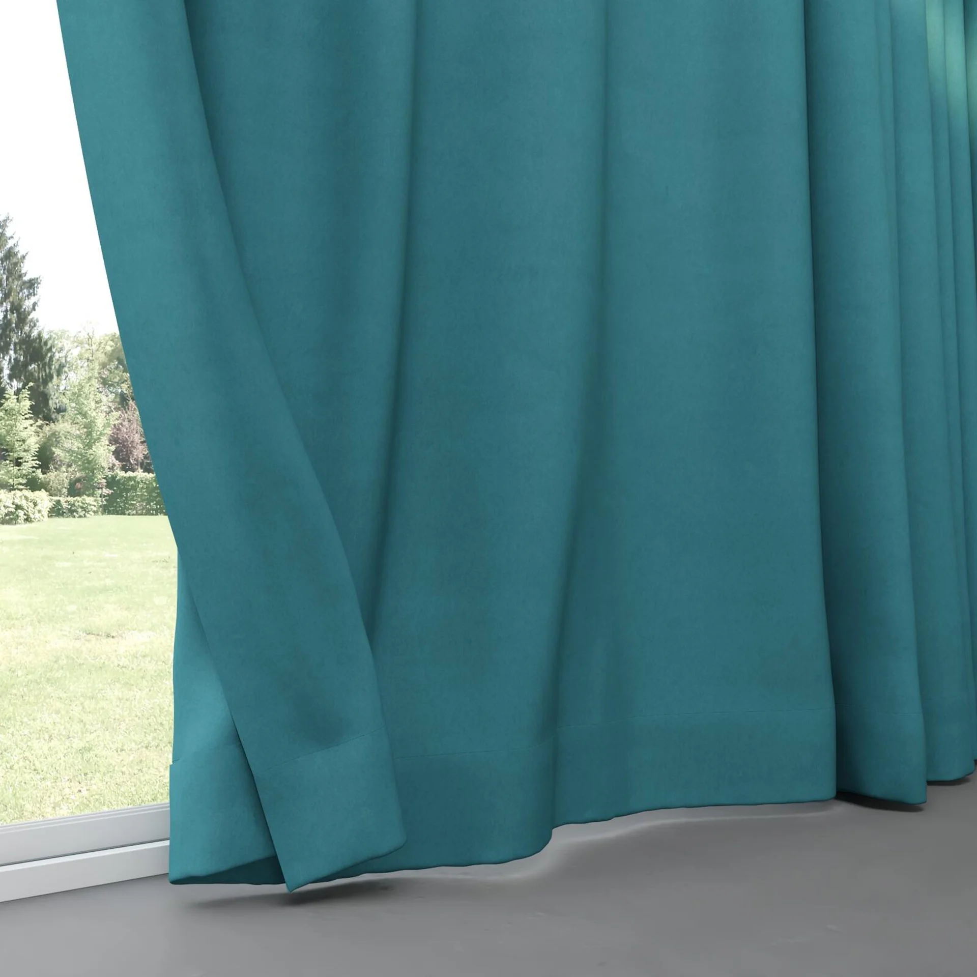 Bottom view of Lech Aqua, pinch pleat