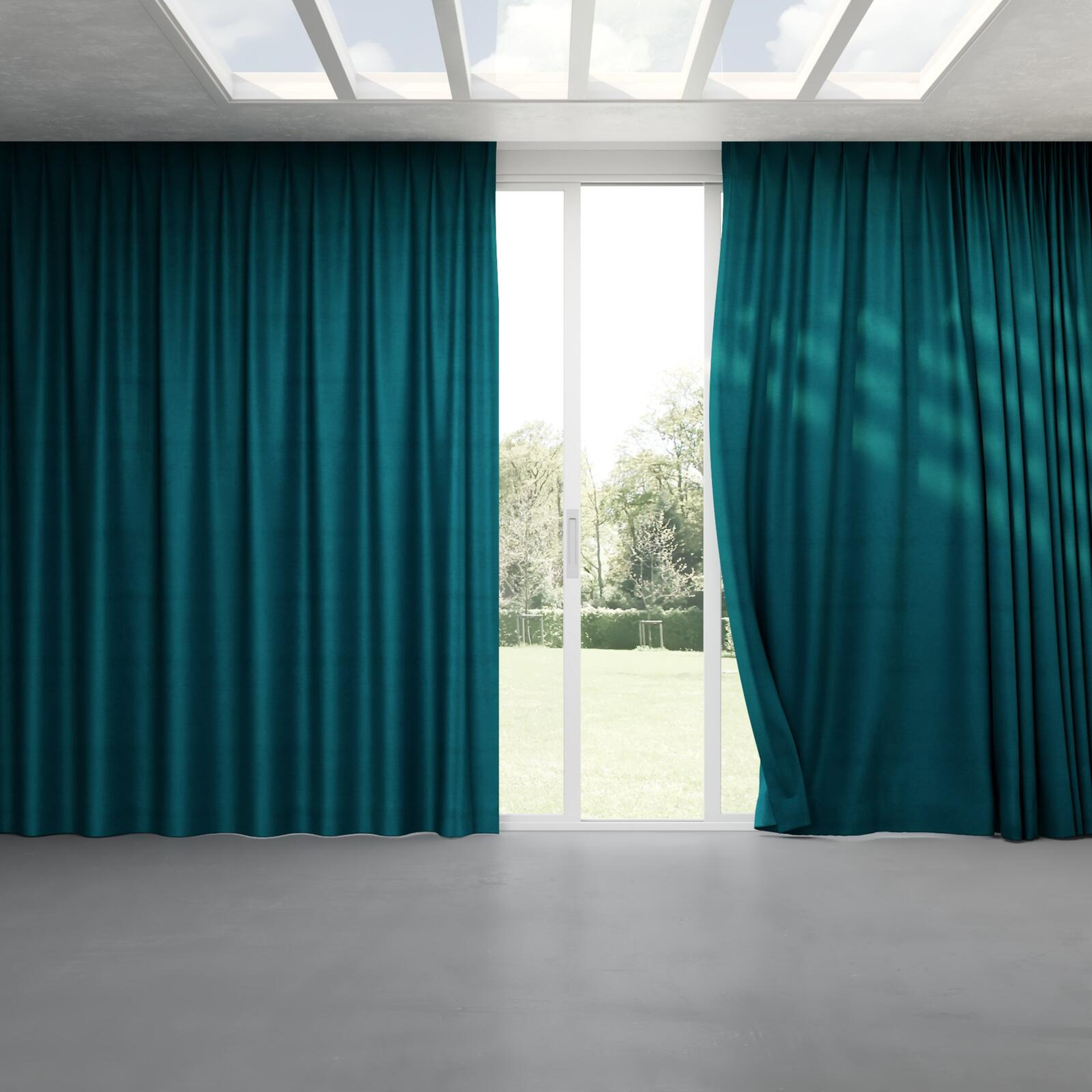Full view of Baron Emerald, pinch pleat