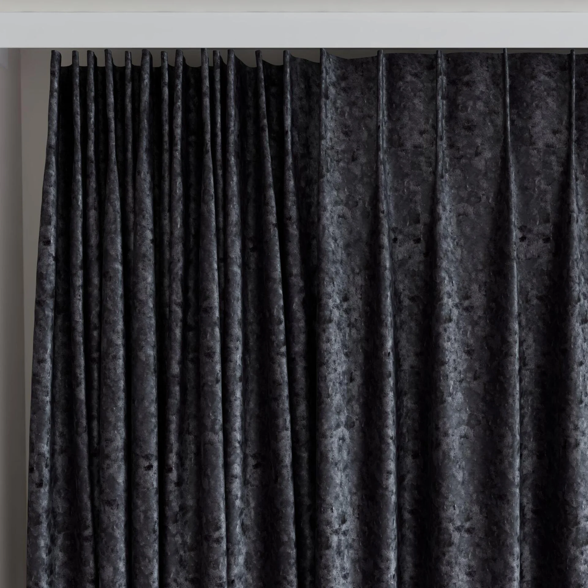 Top view of Opera Sterling, on curtain rail