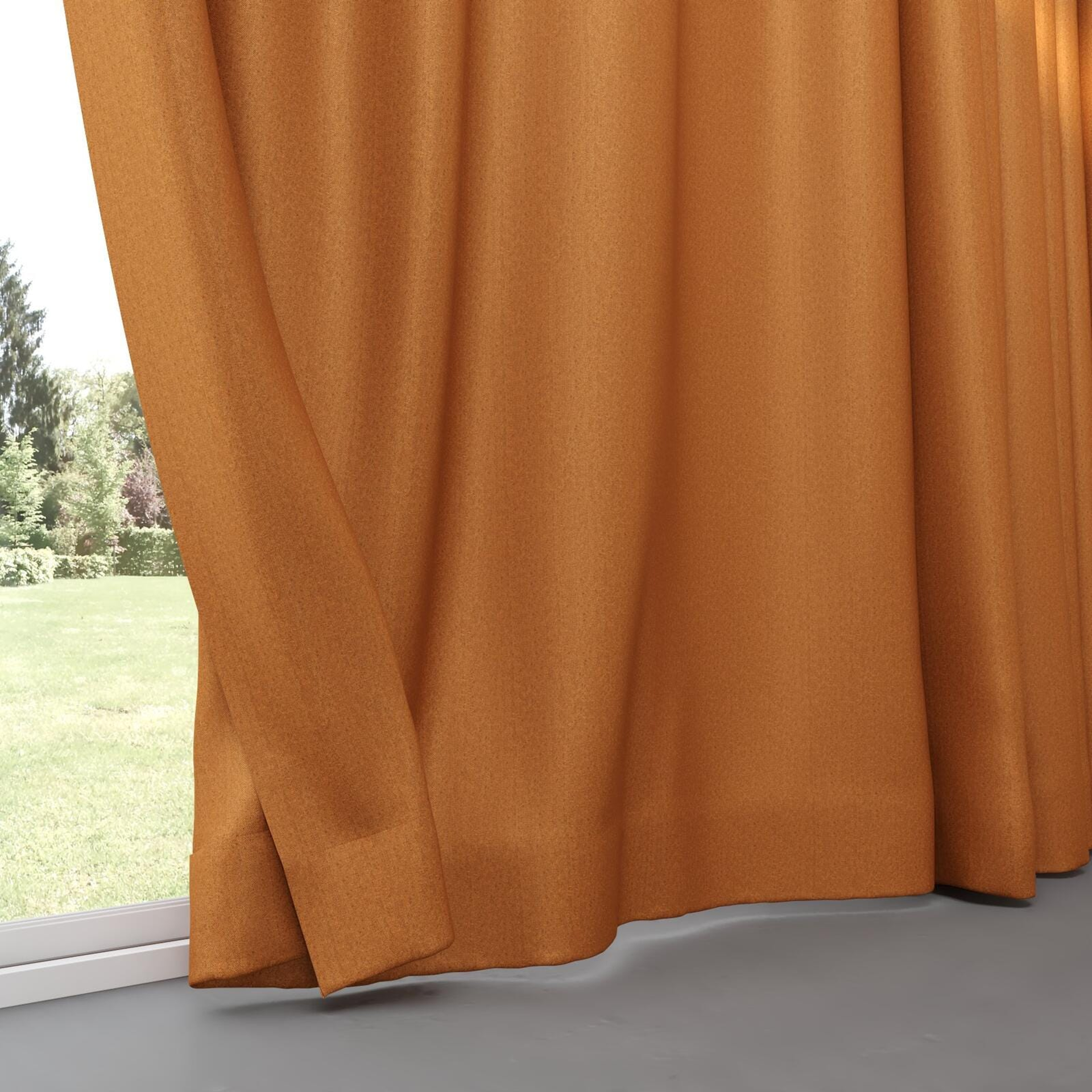 Bottom view of Taylor Oxide, pinch pleat