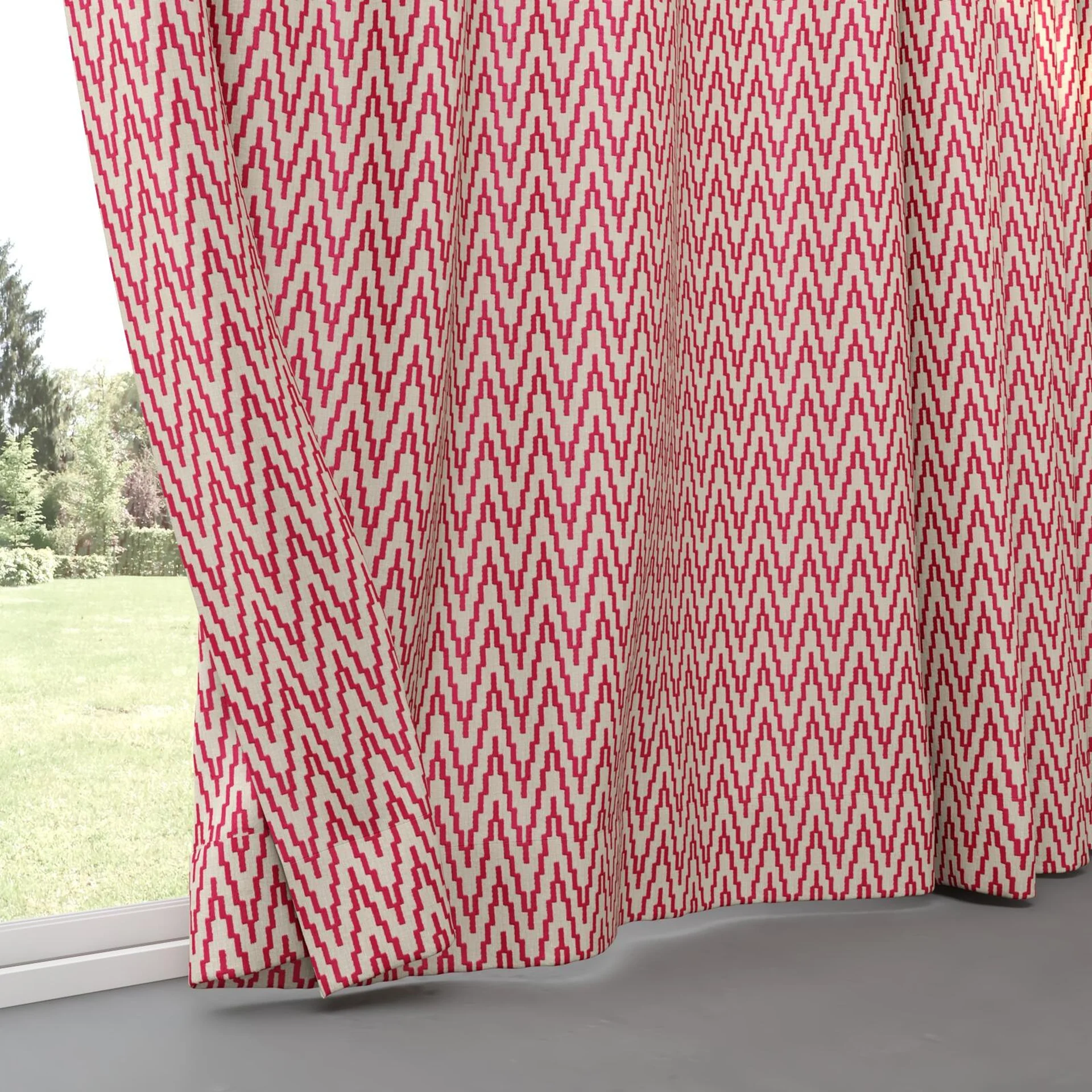 Bottom view of Running Magenta, pinch pleat
