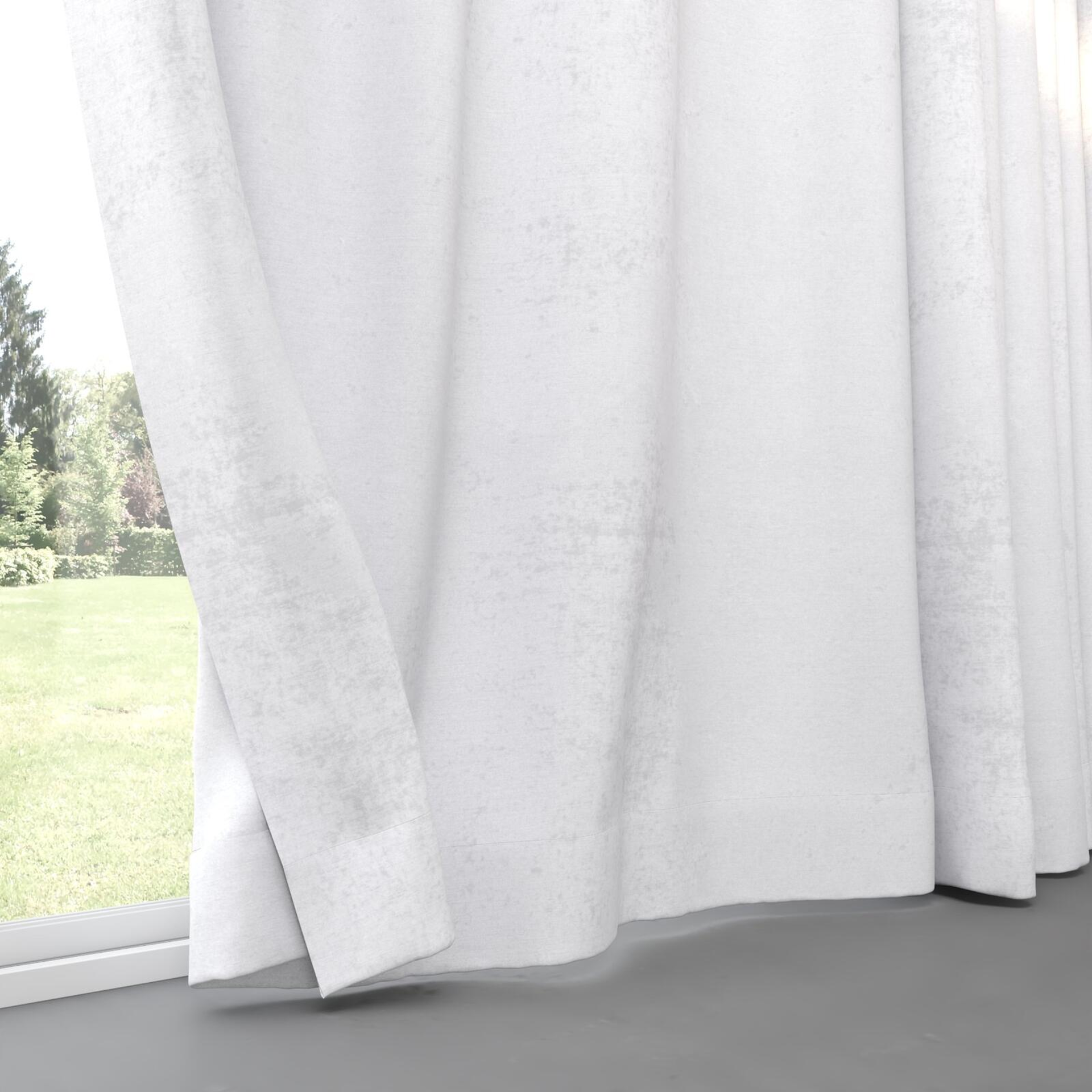 Bottom view of Lambada Snow, pinch pleat