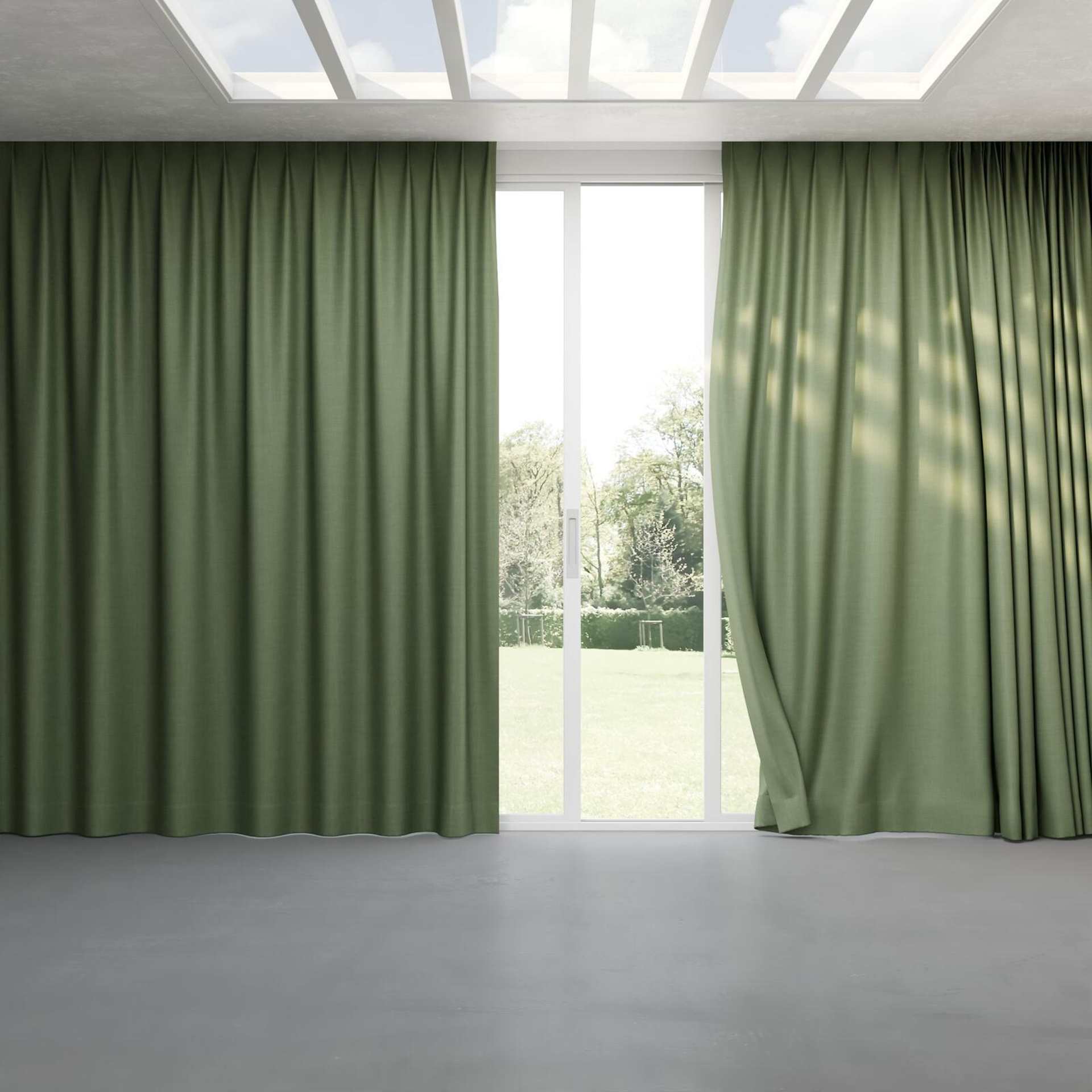 Full view of Keystone Leaf, pinch pleat