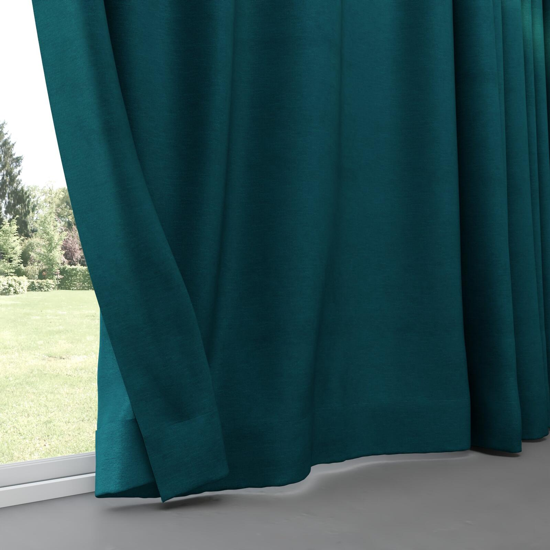 Bottom view of Baron Emerald, pinch pleat