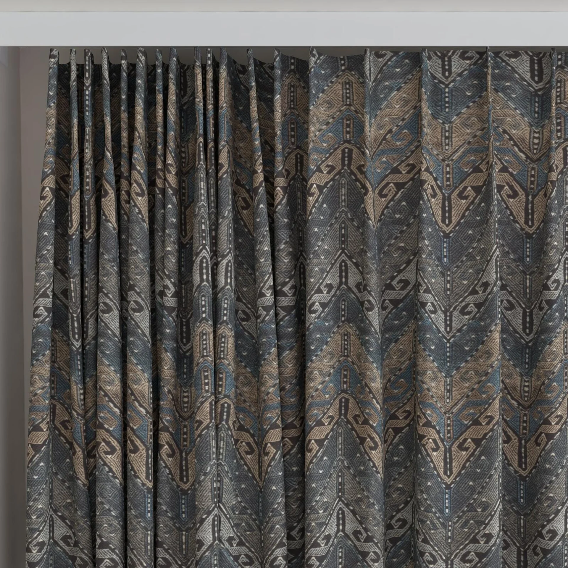 Top view of Lanteira Moonstone, on curtain rail