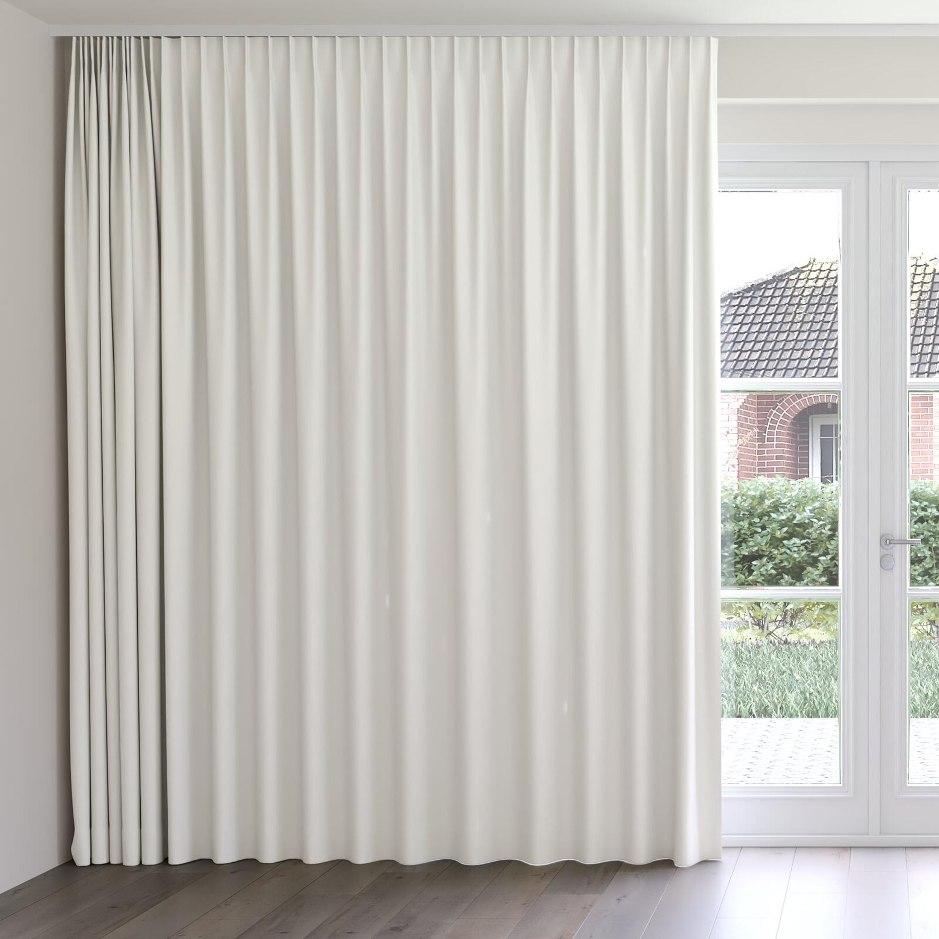 Front view of Blockbuster Pearl, on curtain rail